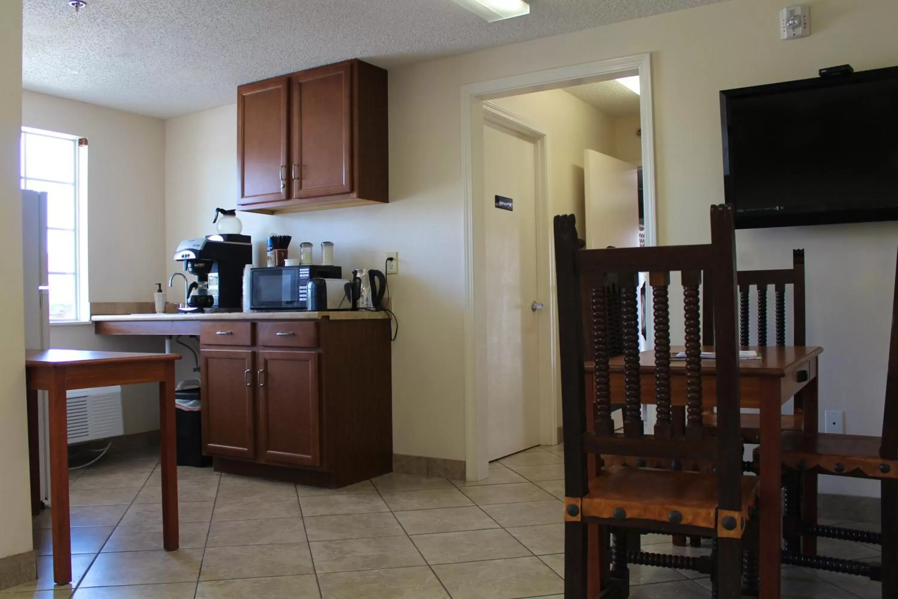 Coffee/tea facilities, Kitchen/Kitchenette in Carom Inn a Travelodge by Wyndham Denham Springs-Baton Rouge