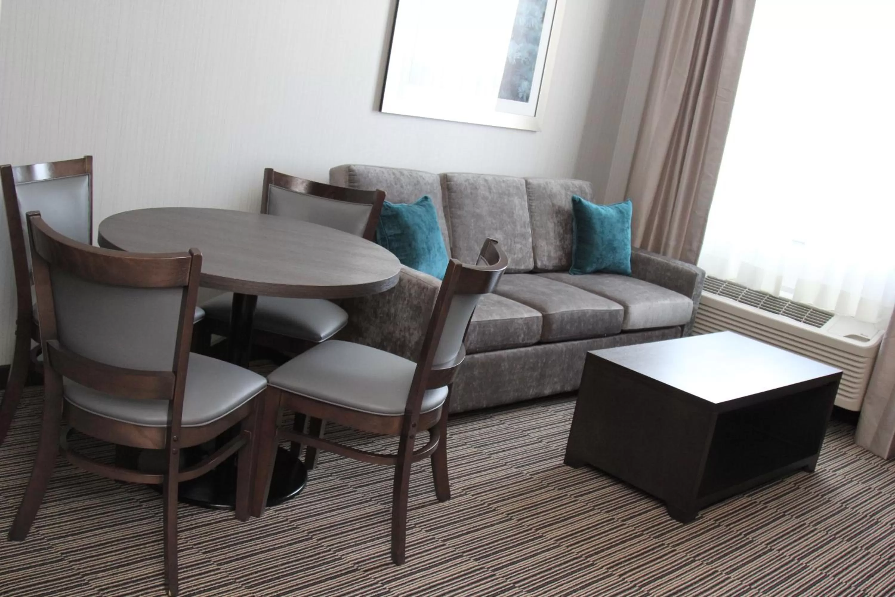 Living room in Best Western Plus Airdrie Gateway