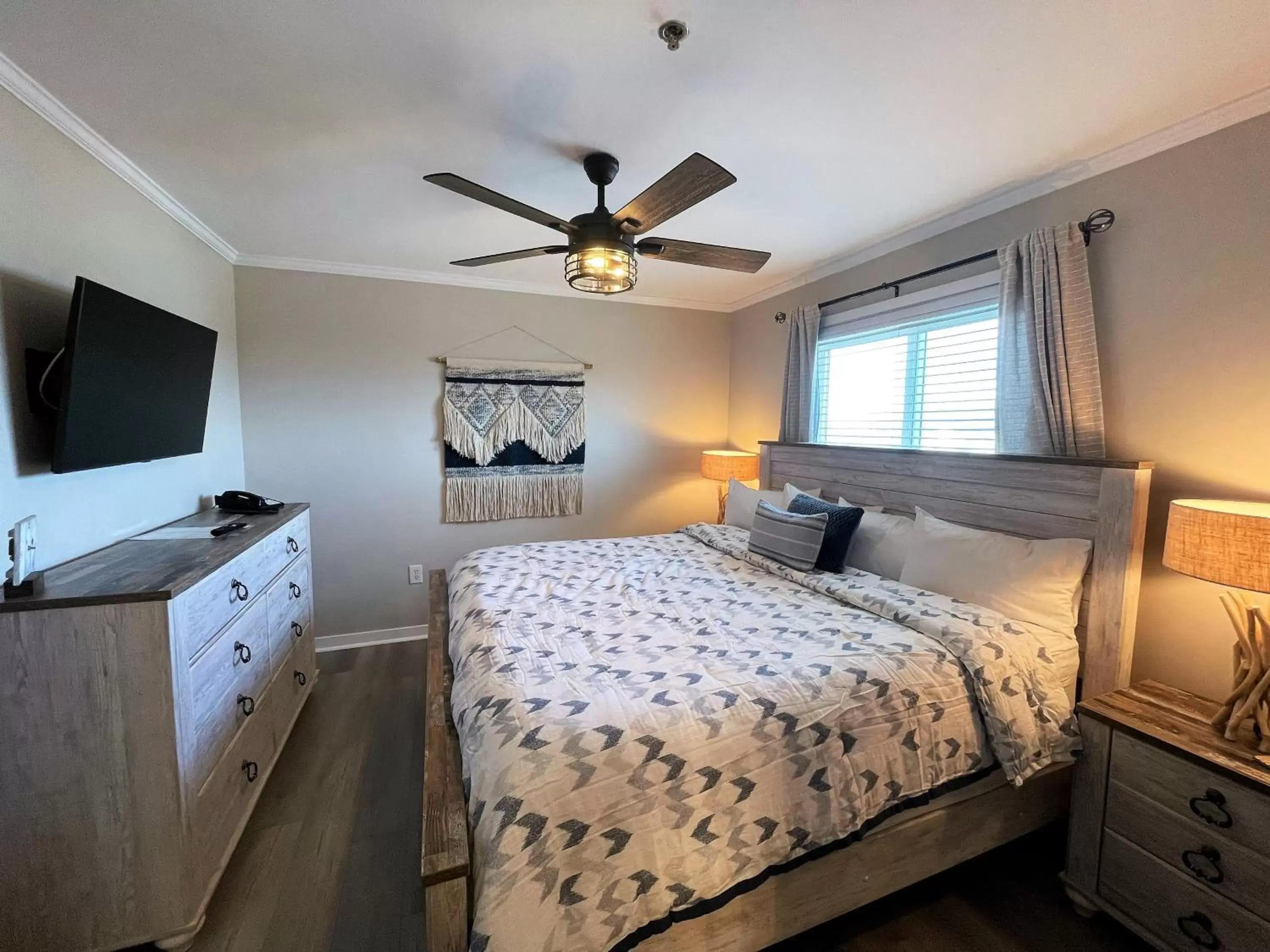 Bedroom, Bed in Sandpeddler Inn and Suites