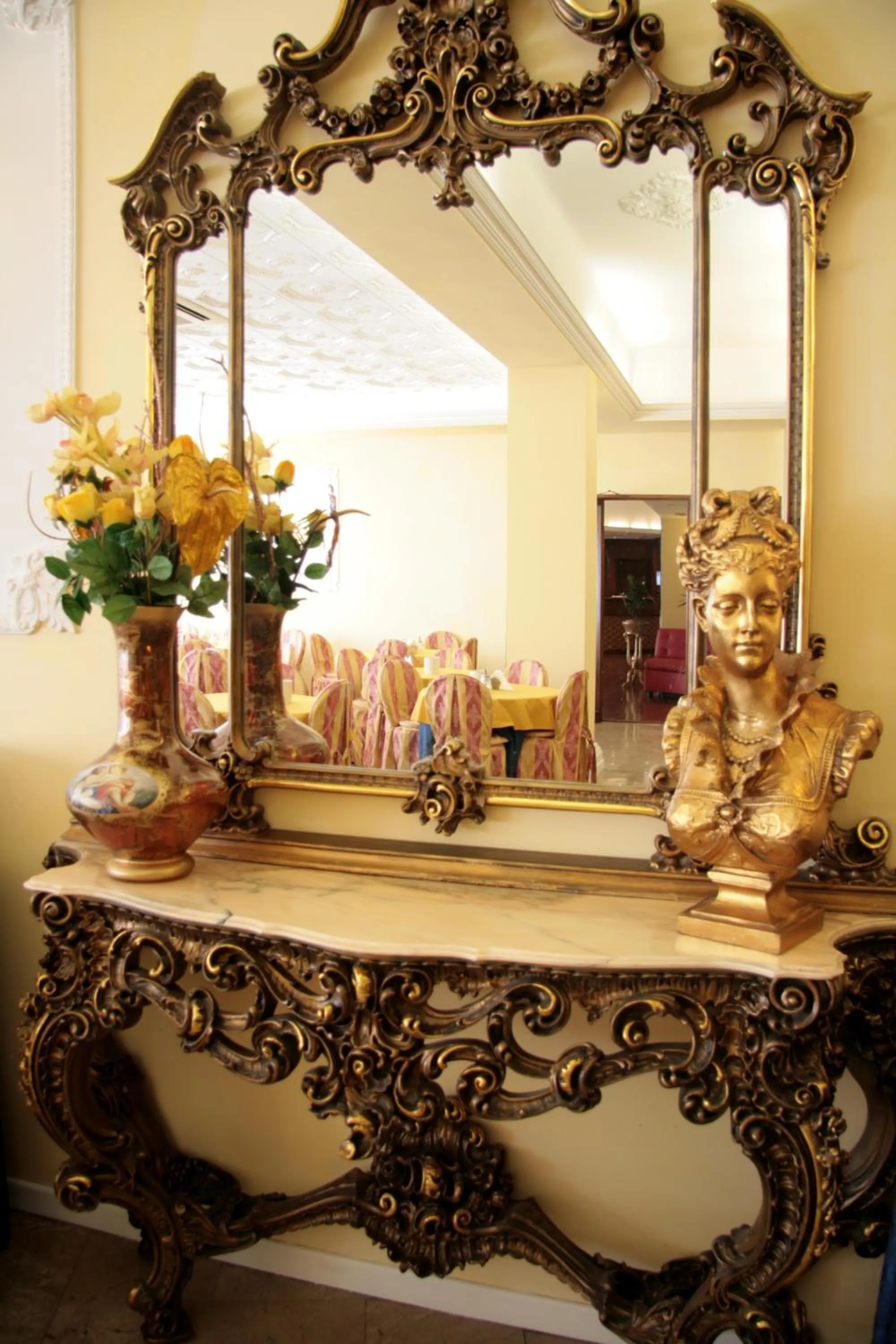 Decorative detail in Hotel Continentale