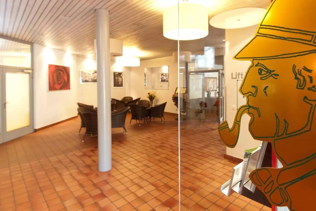 Lounge or bar in Hotel Sherlock Holmes & Khana Restaurant "nur 200 m zur Gondelbahn Hasliberg"