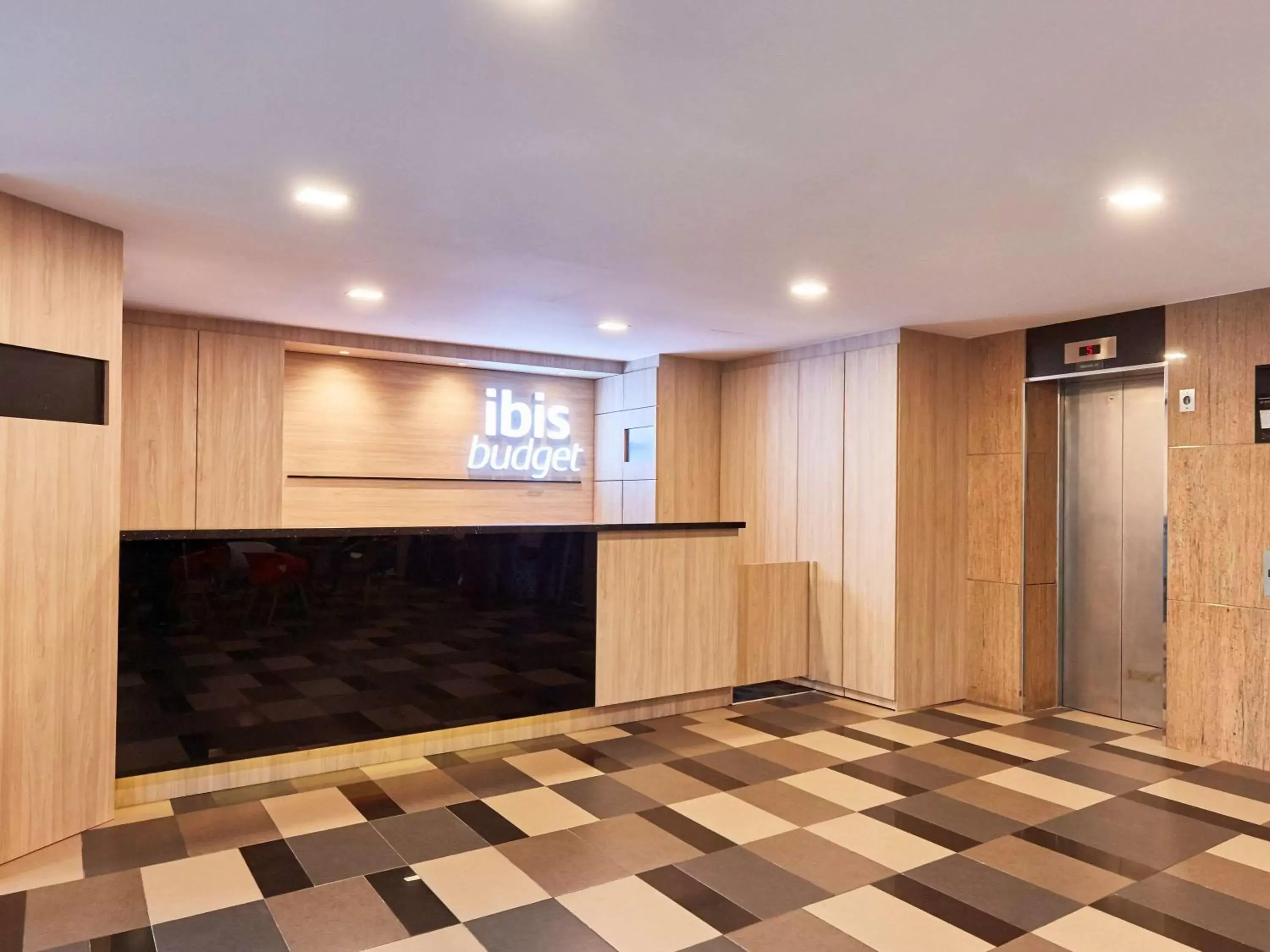 Property building in ibis budget Singapore Ruby
