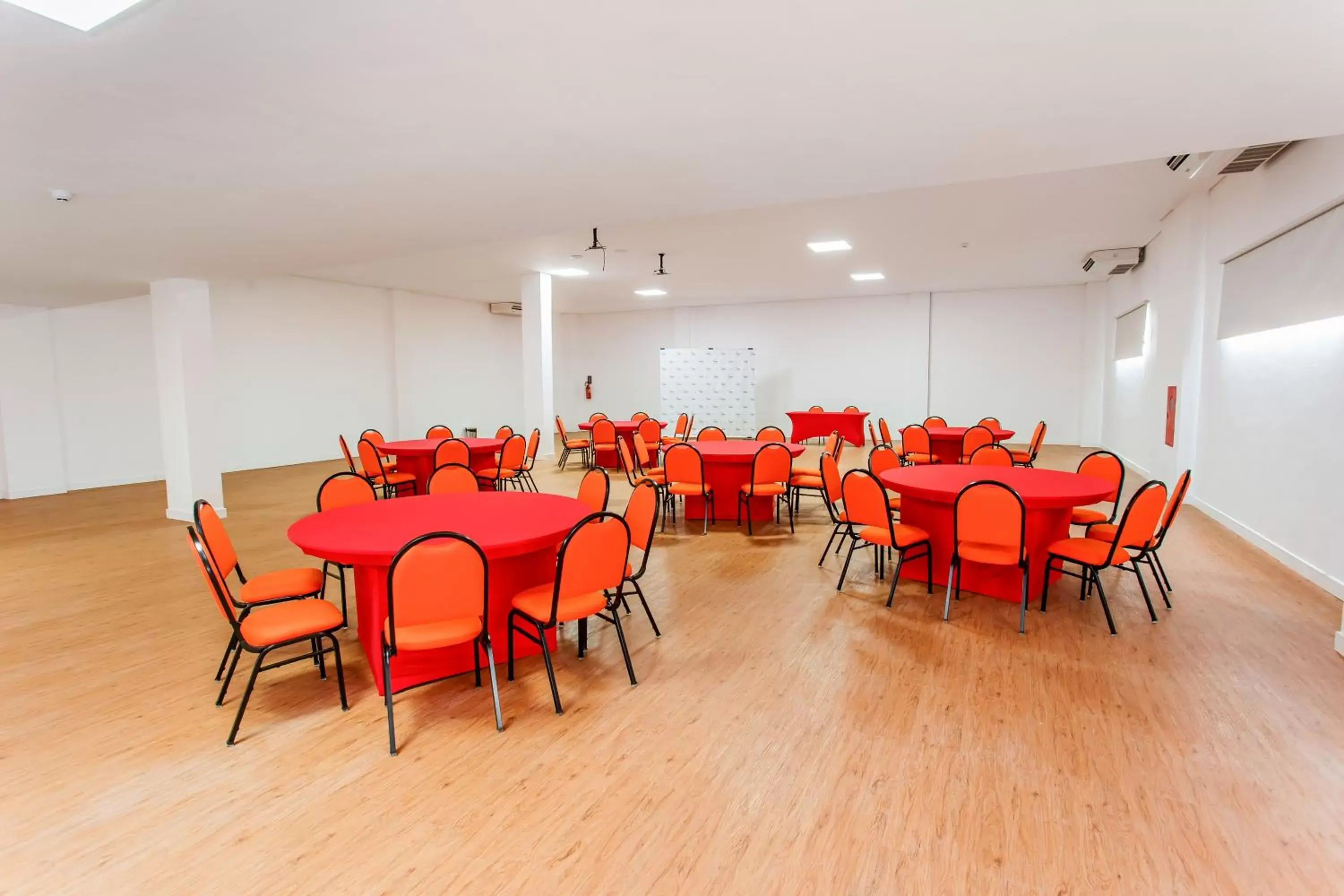 Meeting/conference room, Restaurant/Places to Eat in Go Inn Goiana
