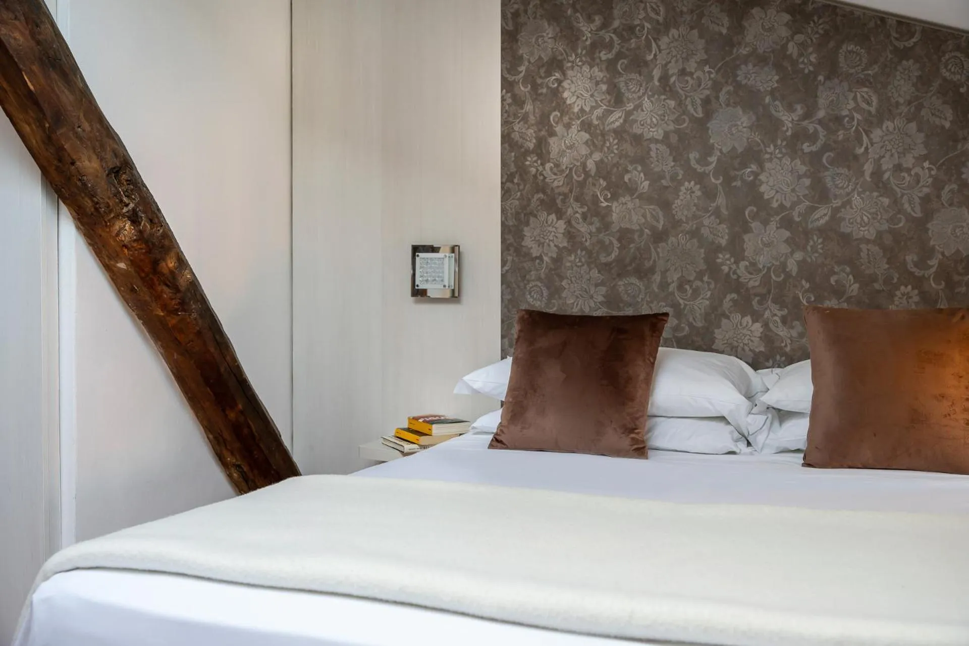 Bedroom, Bed in Albergo Rossini 1936 - Small & Charming