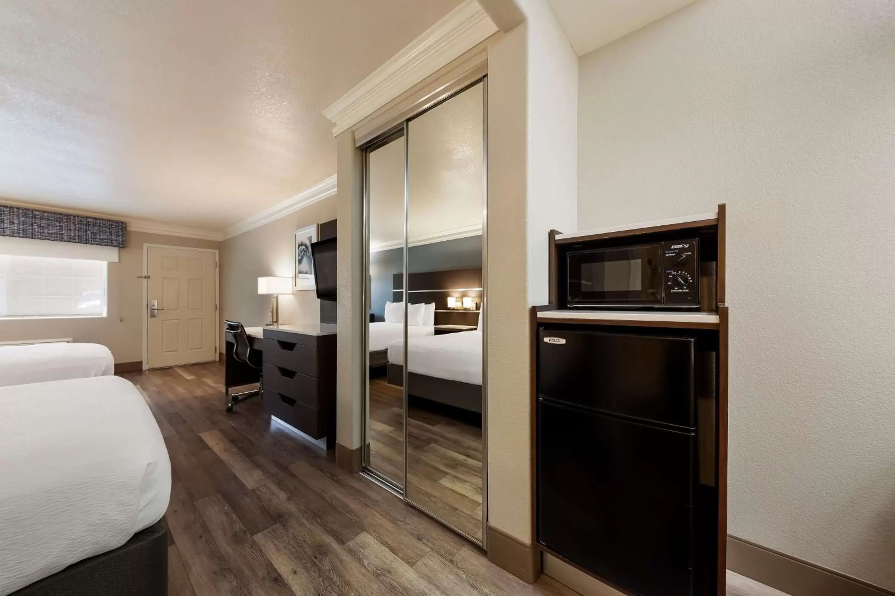 Bedroom, TV/Entertainment Center in Best Western Inn & Suites Lemoore