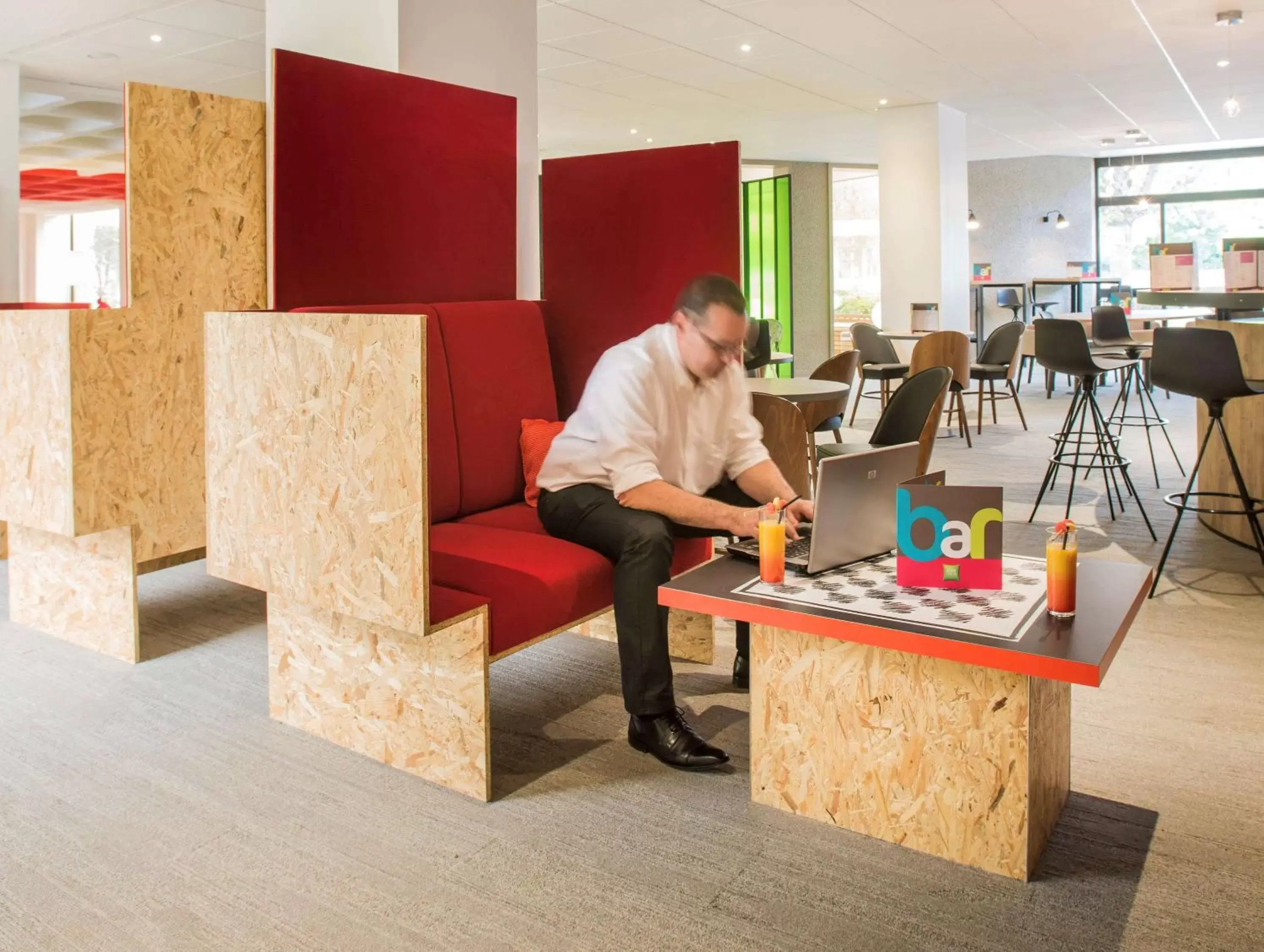 Lounge or bar in ibis Styles Tours Sud