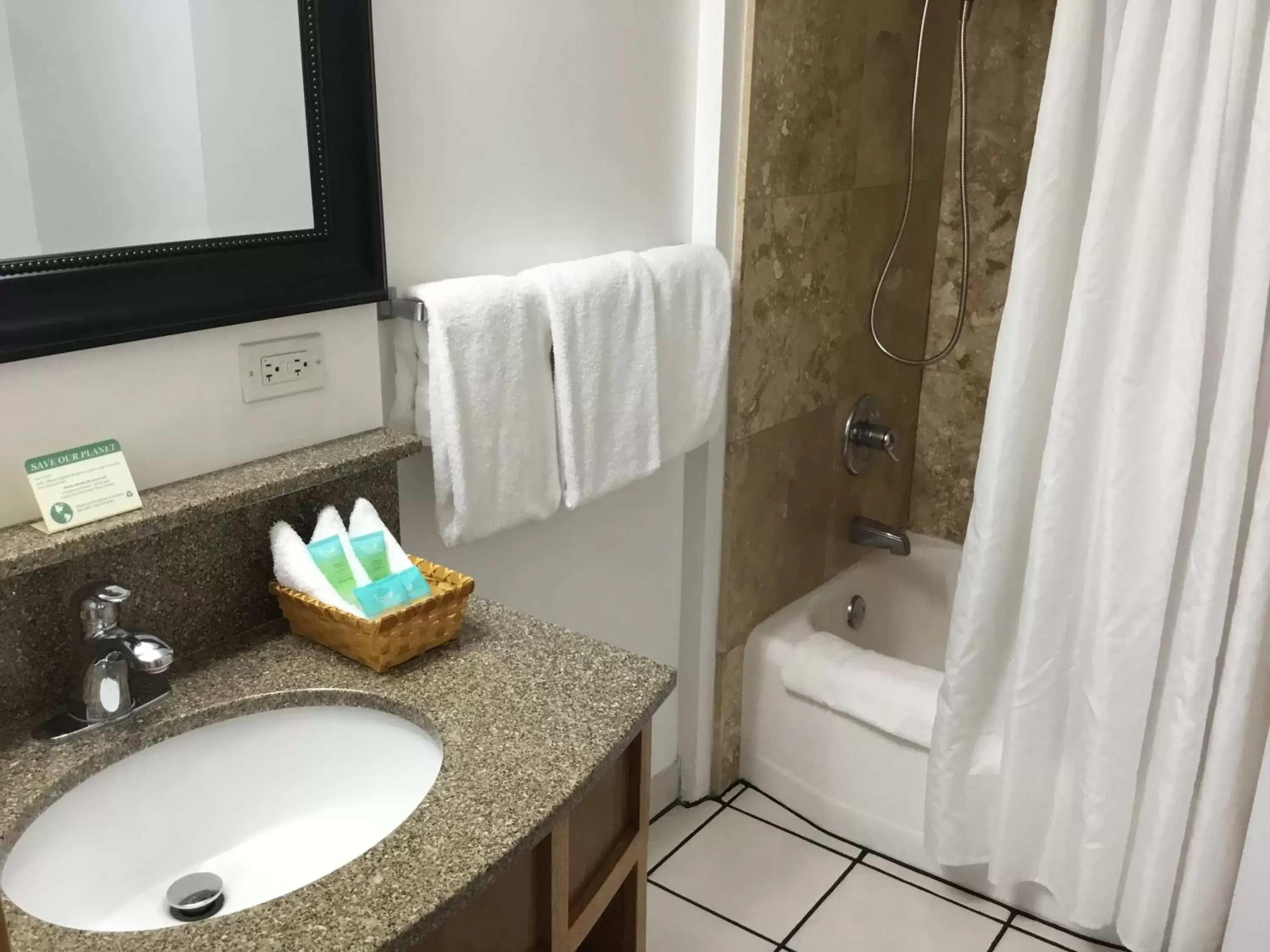 Shower, Bathroom in Holiday Surf Hotel (with full kitchen)