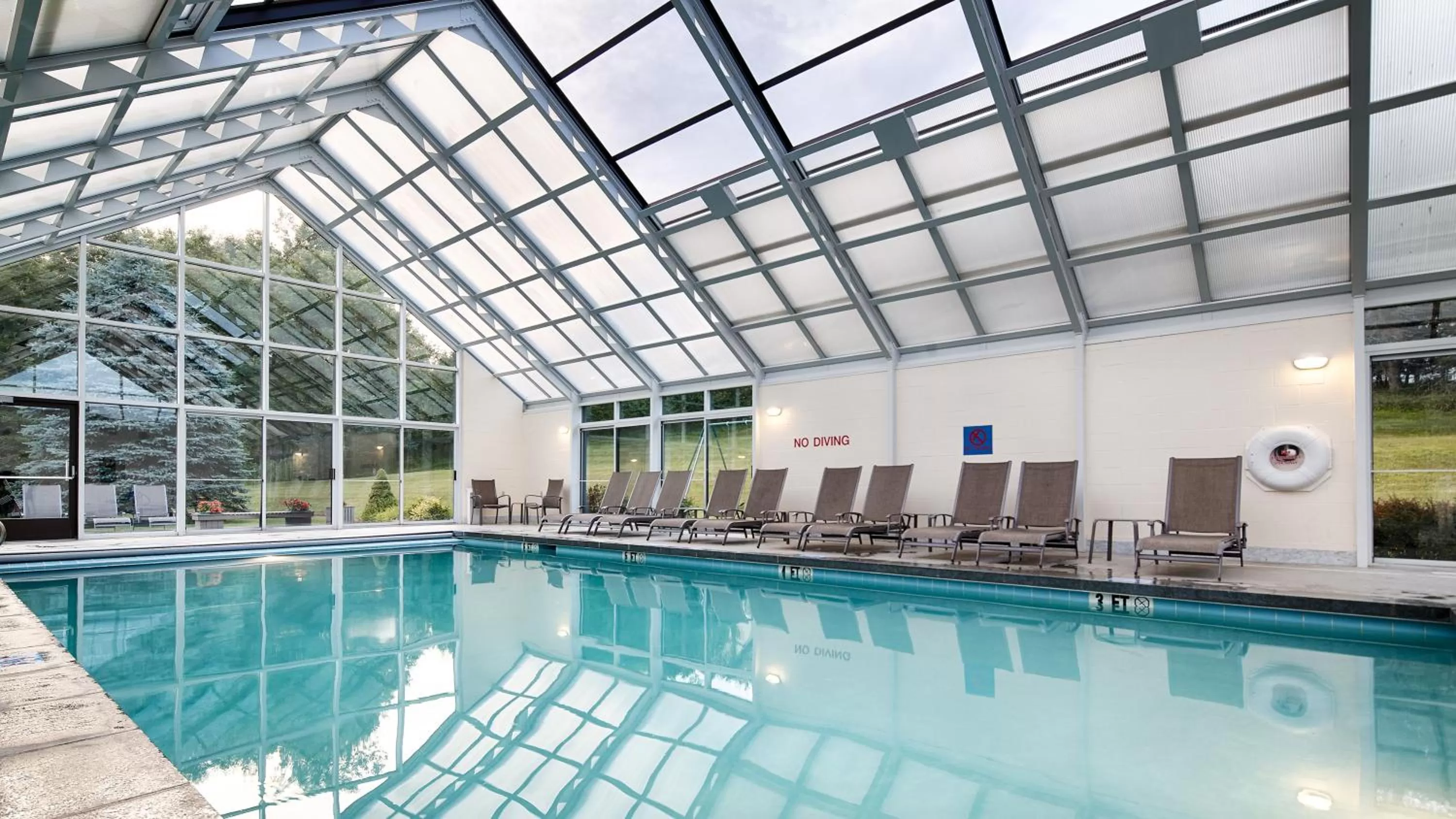 Swimming pool in Best Western Plus Waterbury - Stowe