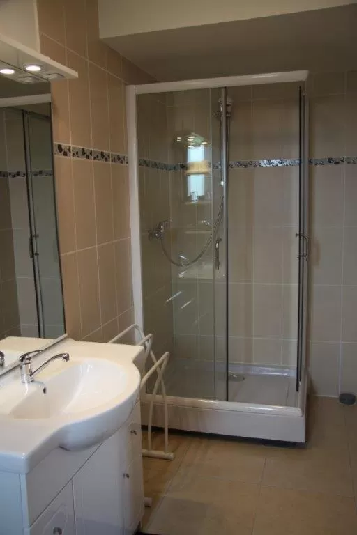 Shower in Hôtel Les Charmilles de Mormal