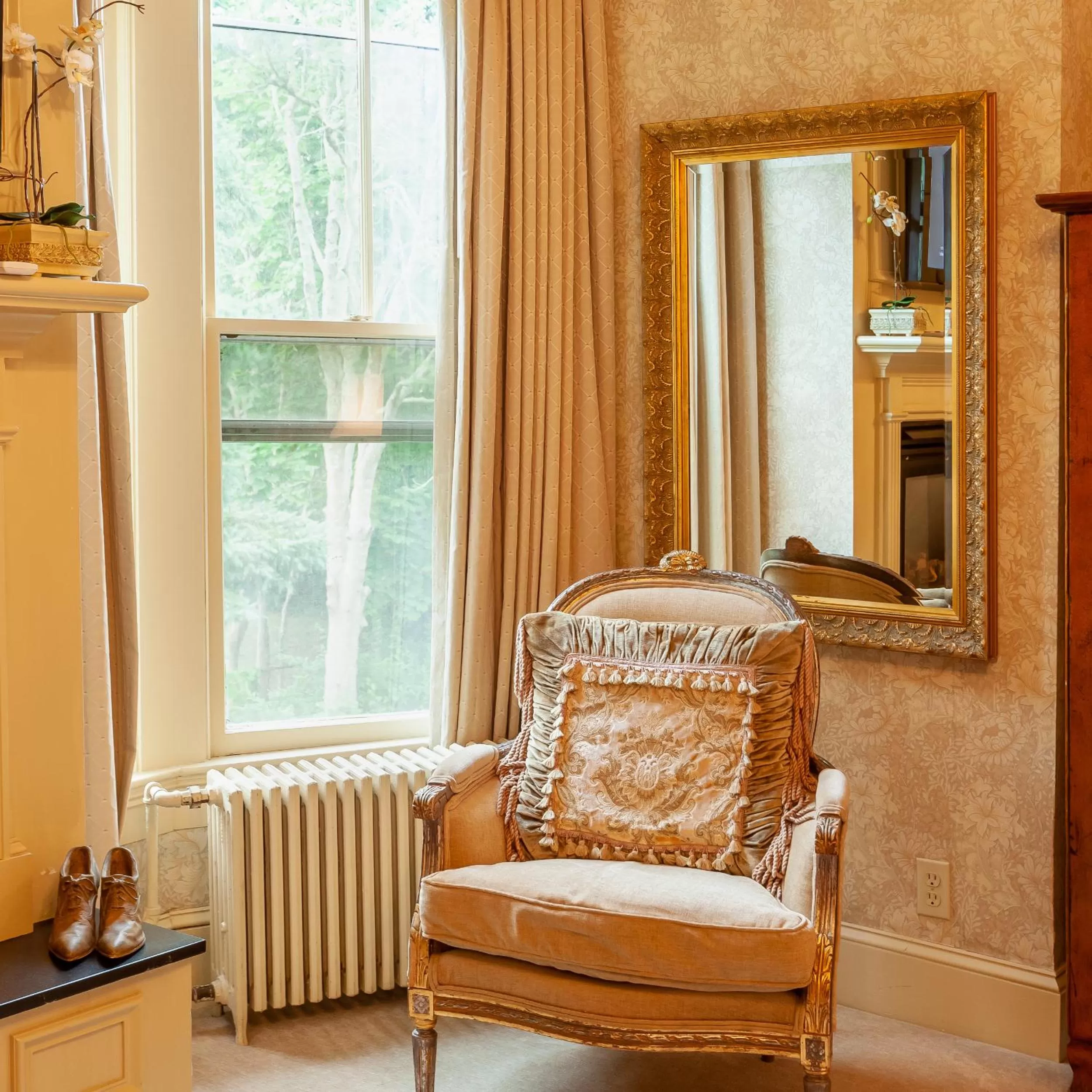 Seating Area in Ivy Lodge