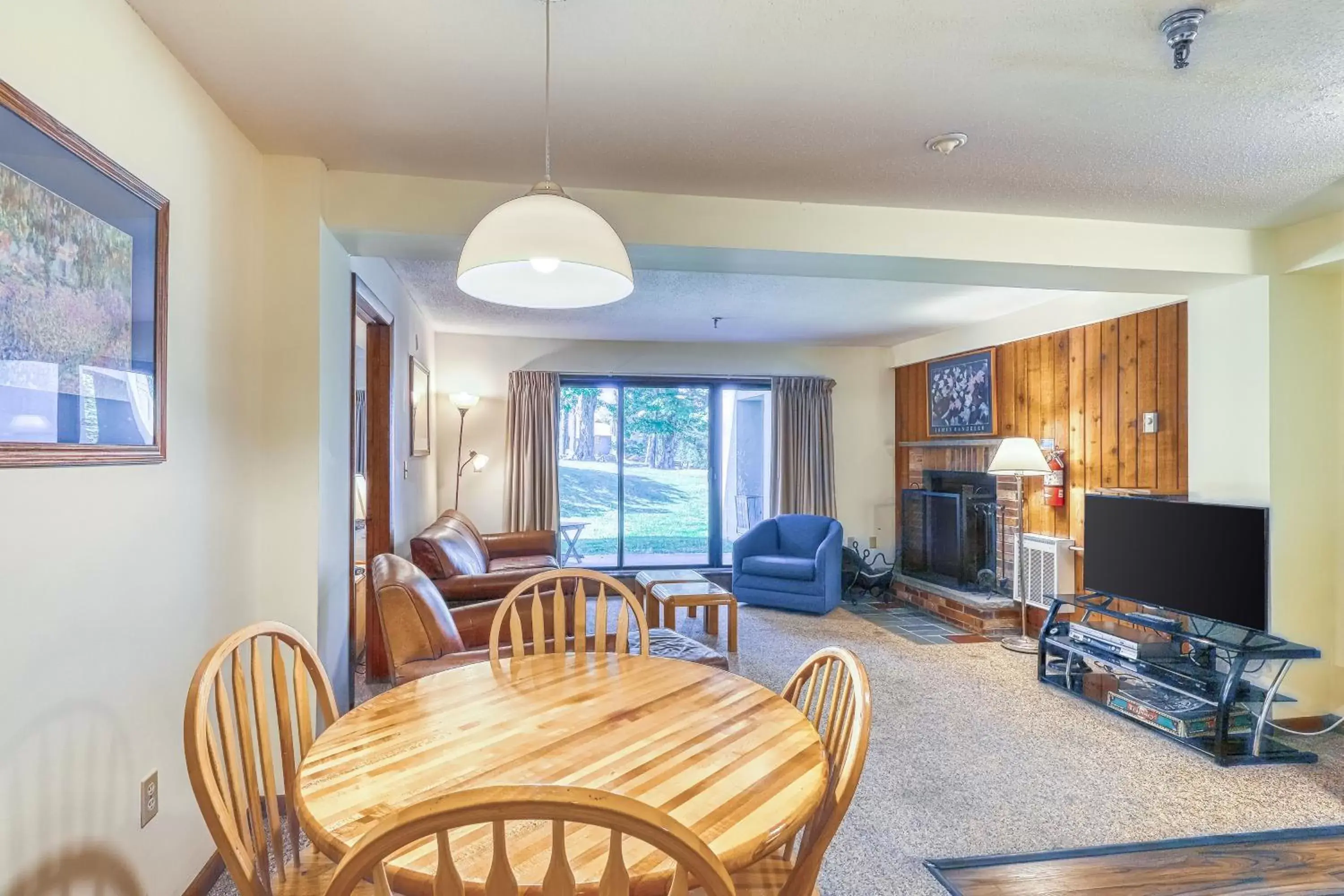 Dining Area in Mountain Green, Unit 3B16