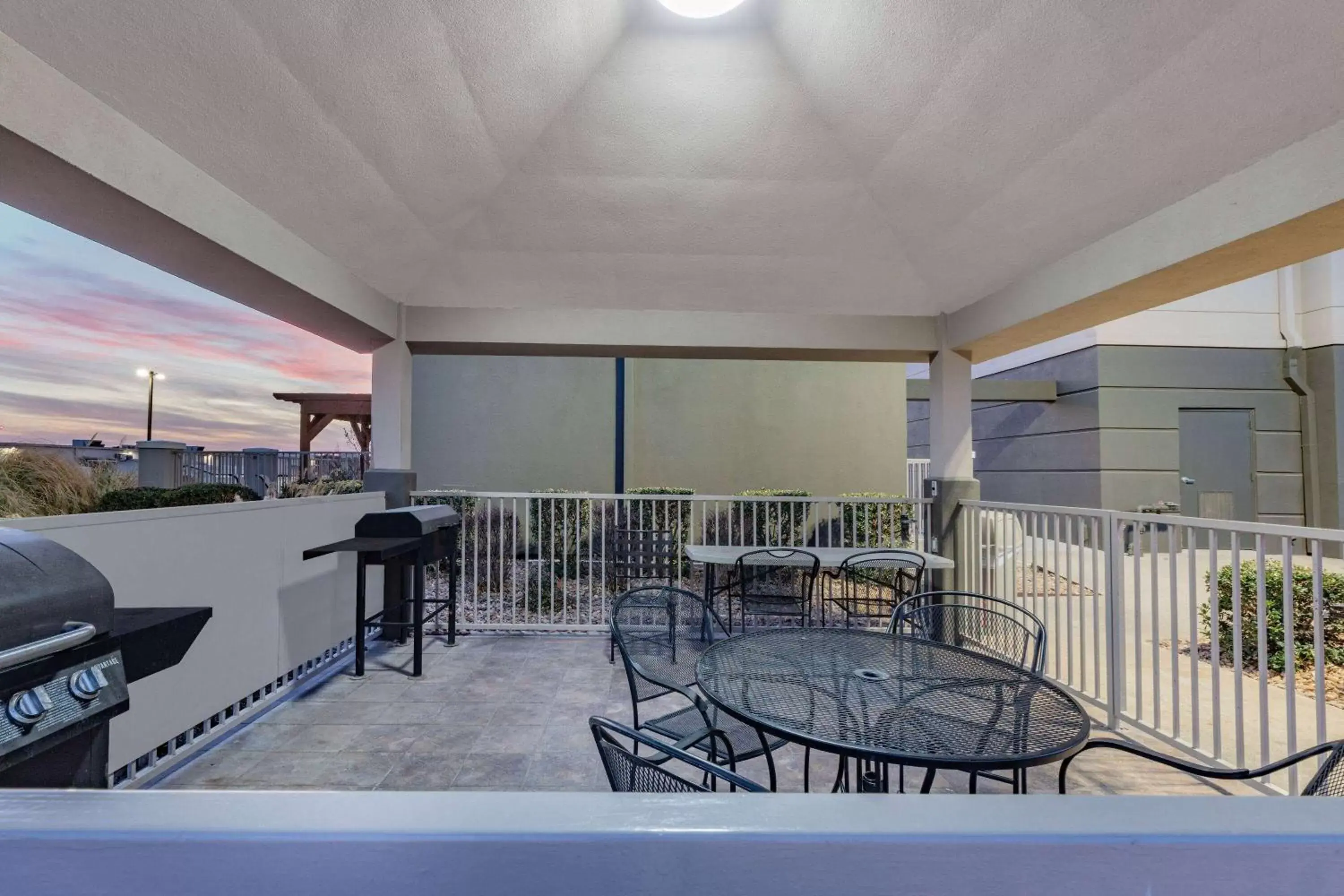 Property building in La Quinta Inn & Suites by Wyndham Ardmore Property building in La Quinta Inn & Suites by Wyndham Ardmore