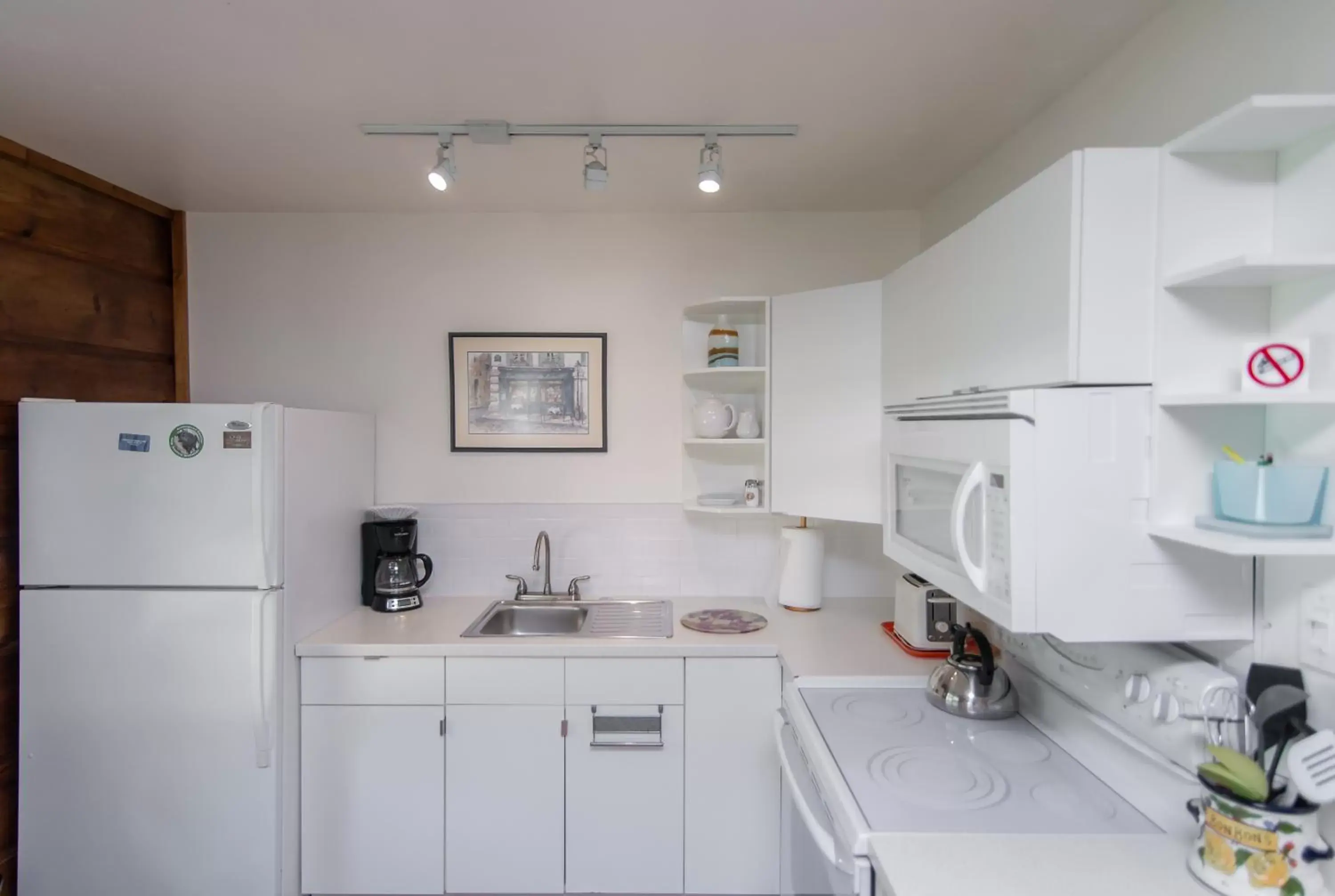 Kitchen/Kitchenette in Bye the Bay Bed and Breakfast