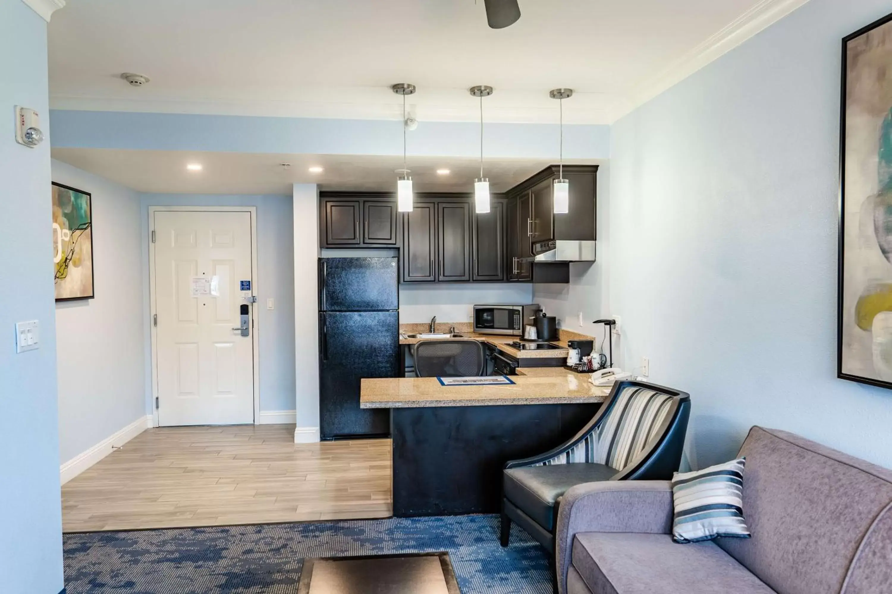 Photo of the whole room, Seating Area in Best Western Plus Manhattan Beach Hotel