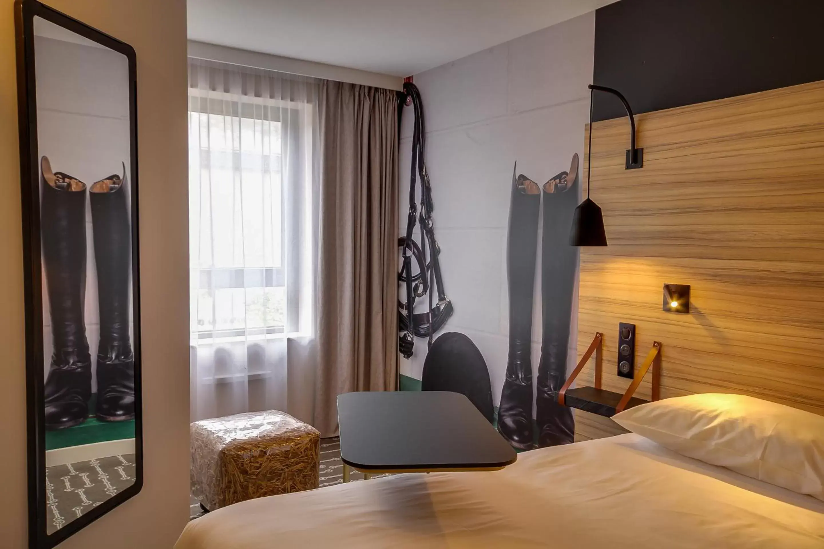 Bedroom, Bed in ibis Styles Laval Centre Gare