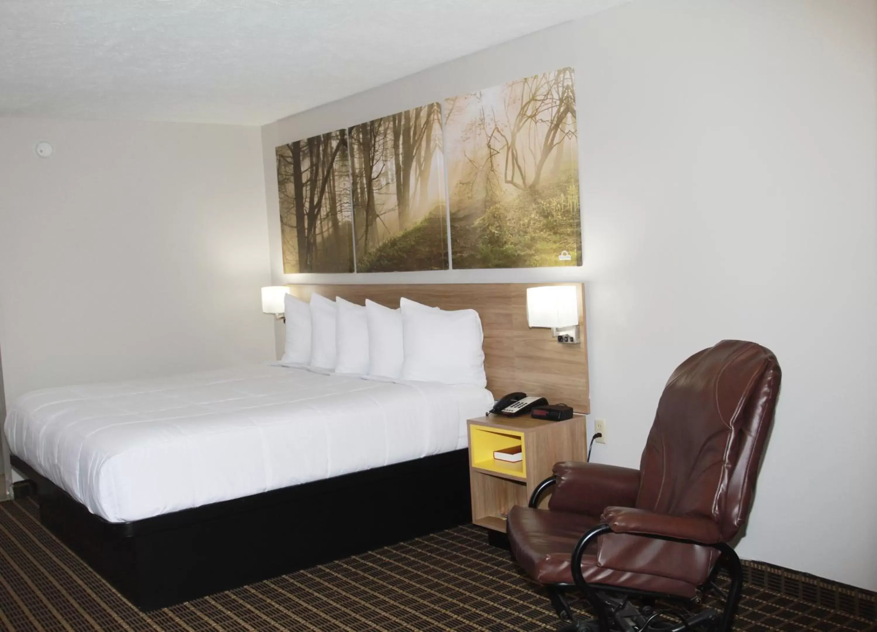 Bed in Days Inn by Wyndham Forest Bed in Days Inn by Wyndham Forest