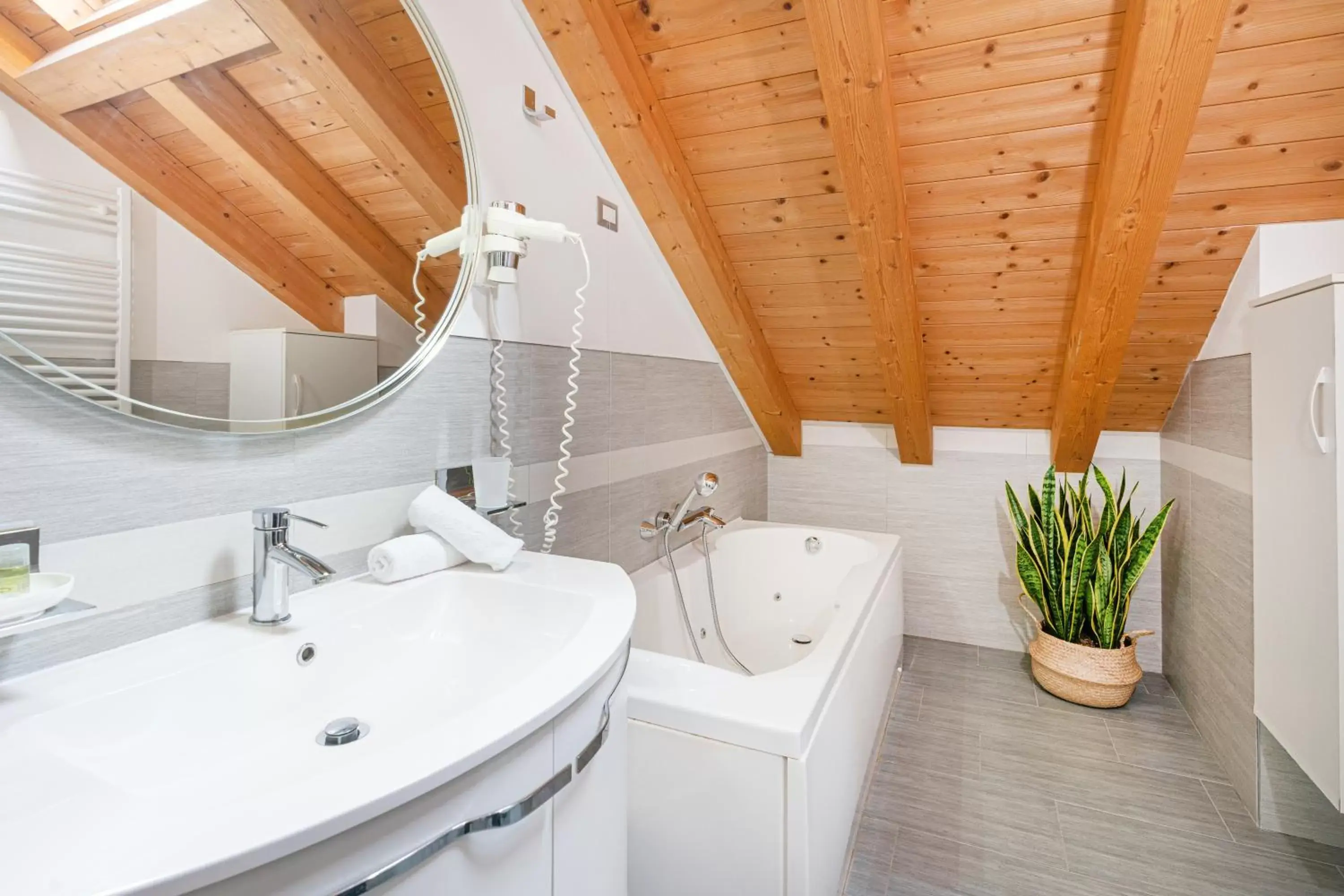 Hot Tub, Bathroom in Ca' Degli Antichi Giardini Apartments