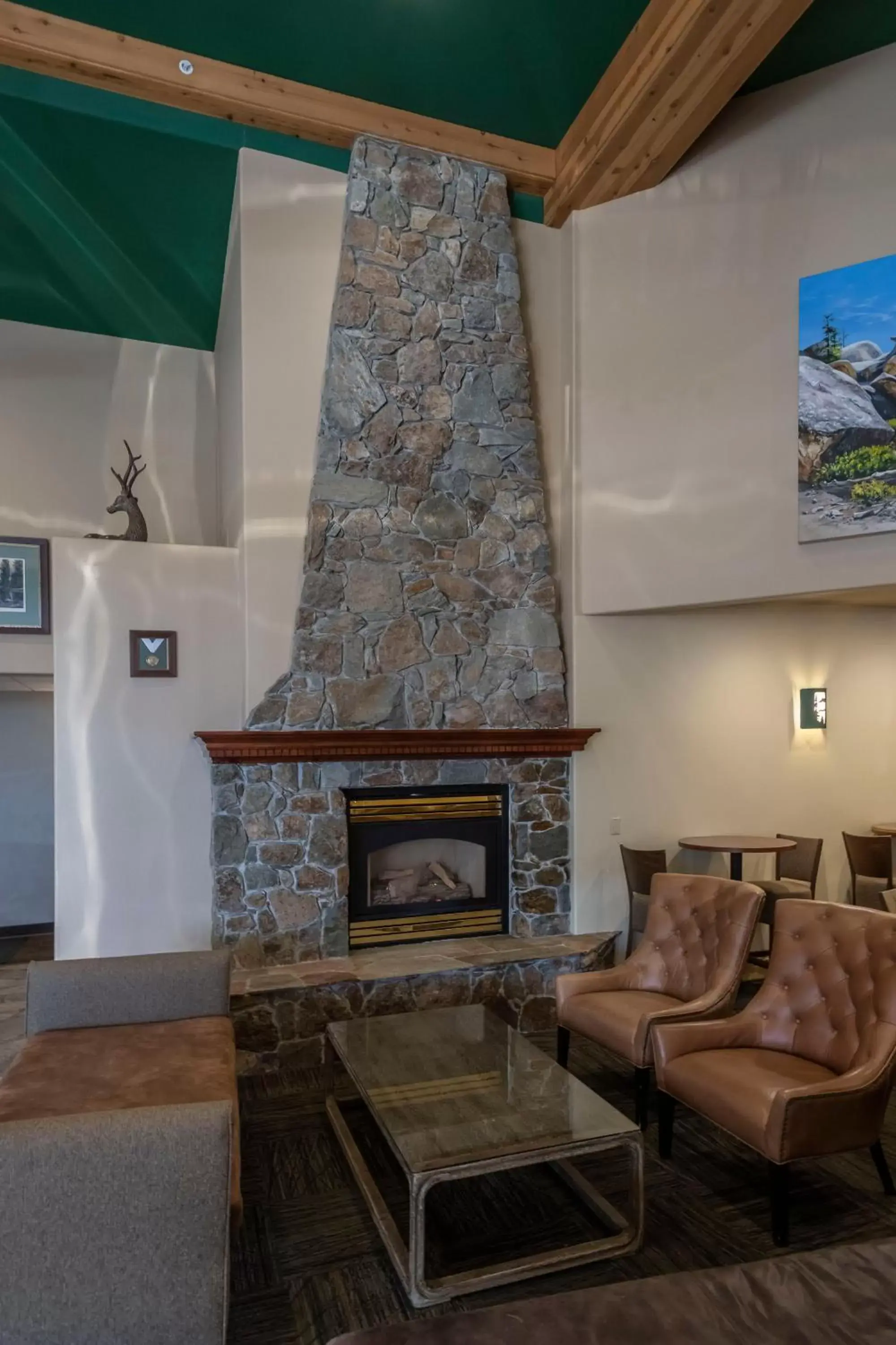 Communal lounge/ TV room in Truckee Donner Lodge