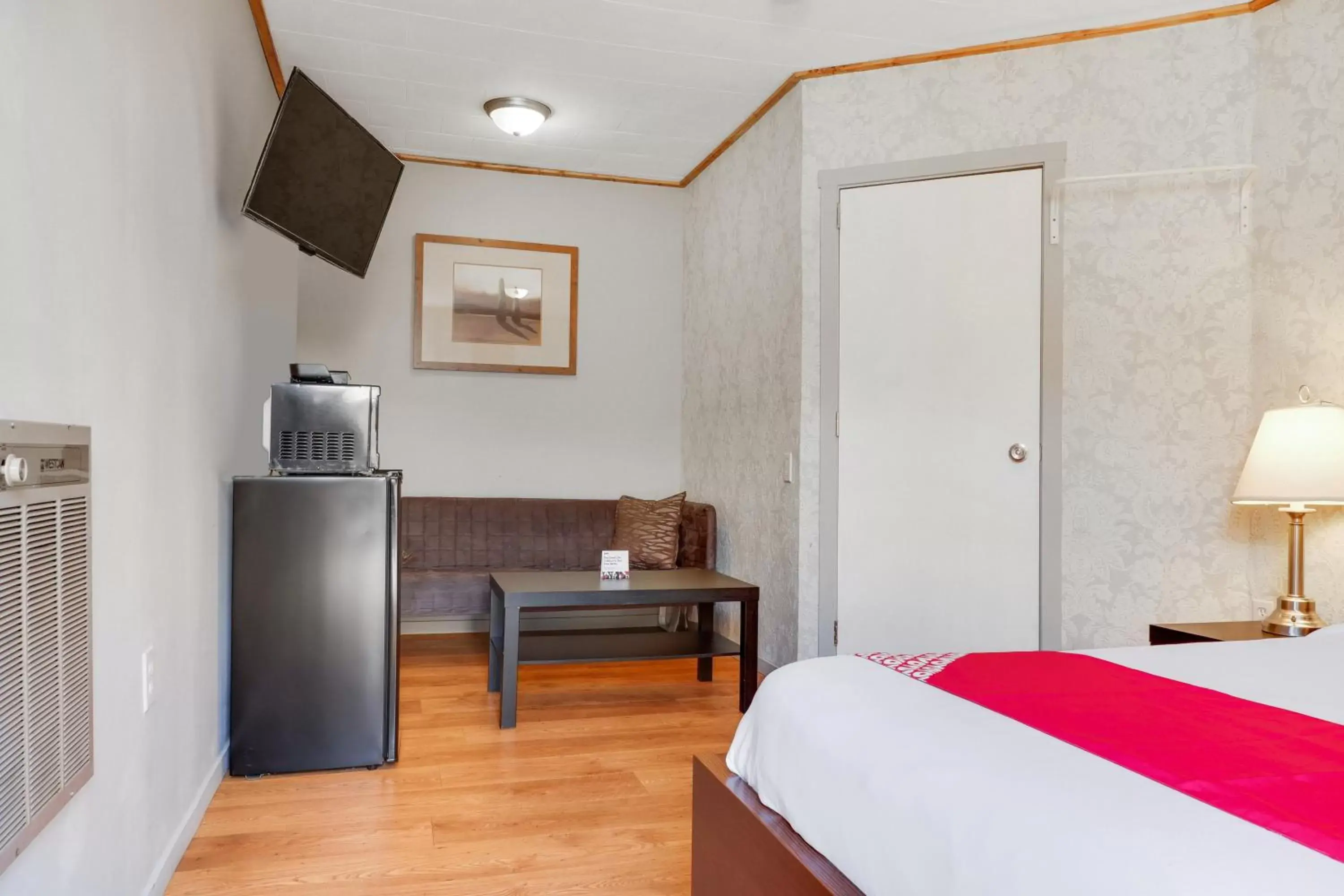 Bedroom, Seating Area in Hotel Bethel - Fort MacLeod, AB