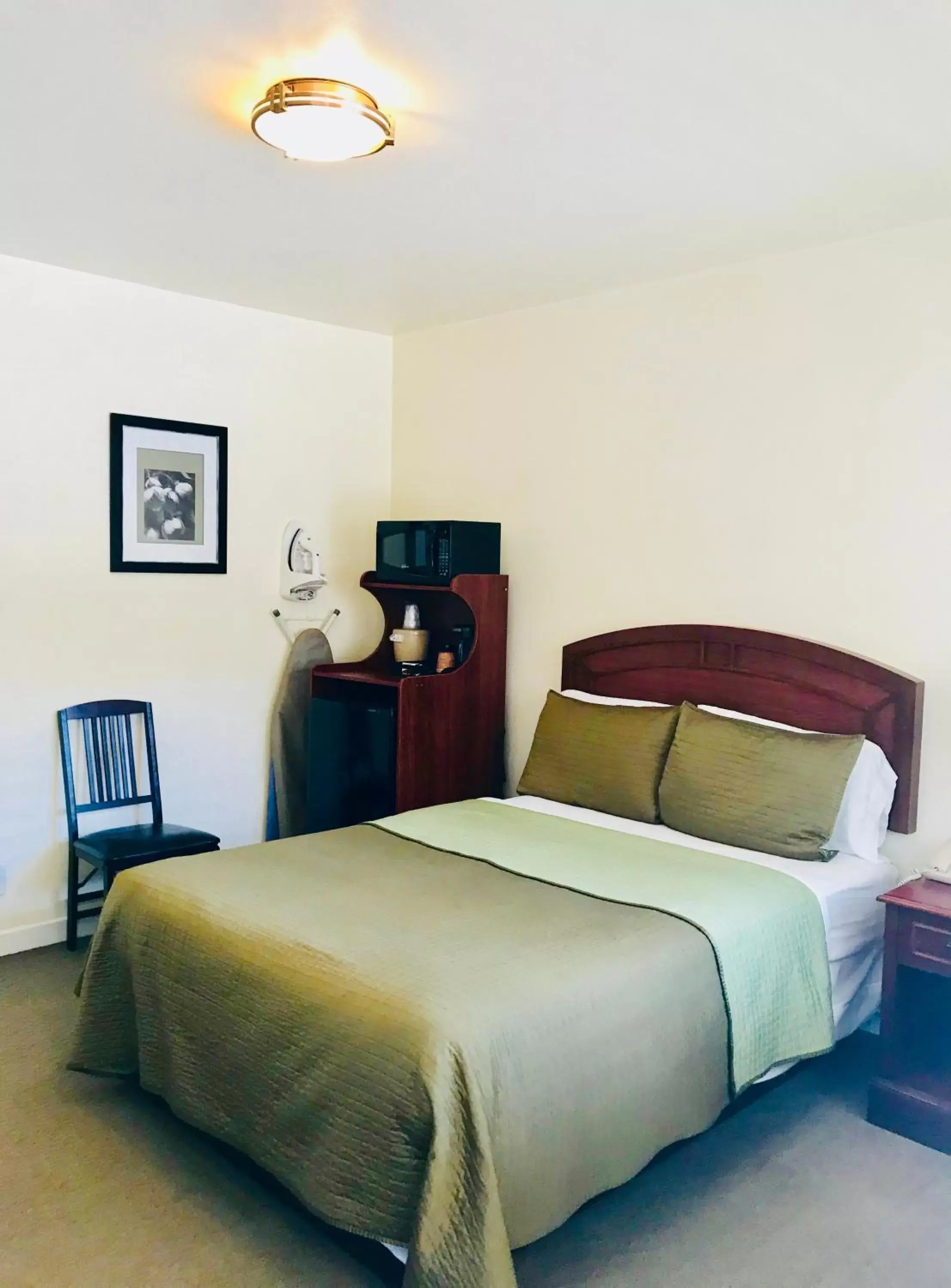 Bed in Bella Capri Inn and Suites