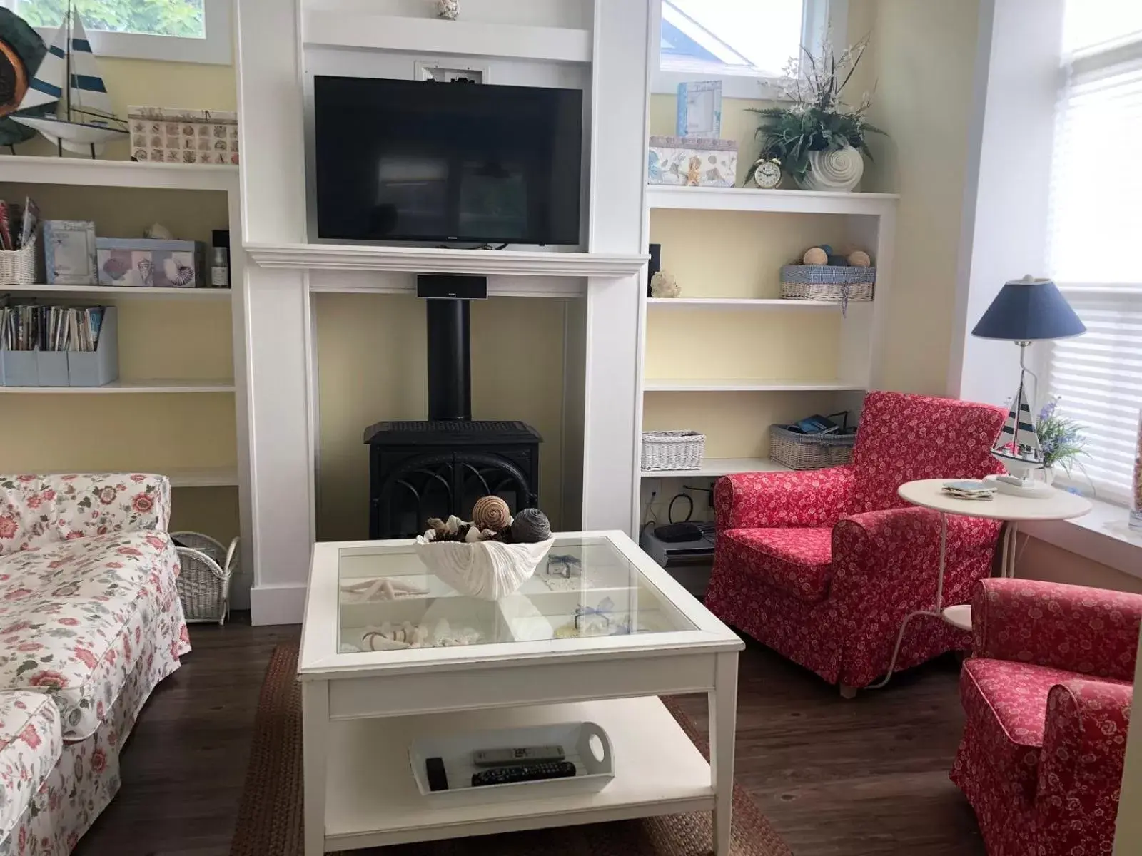 TV/Entertainment Center in Driftwood Inn