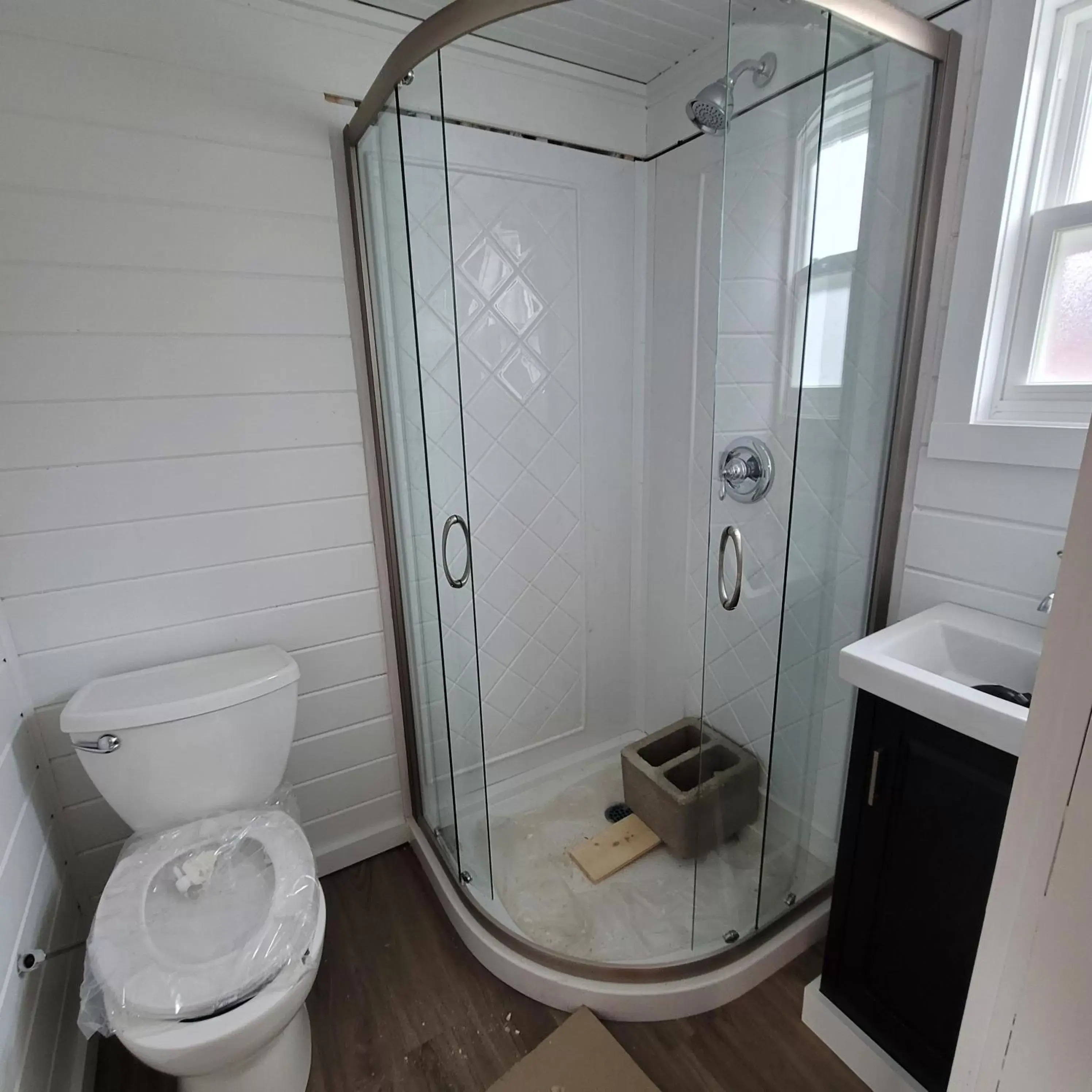 Bathroom in Parkway Cottage Resort and Trading Post