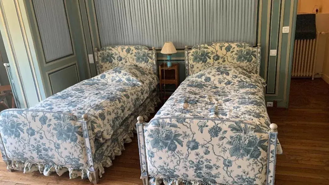 Bed in Chambres d'Hôtes Manoir de Beaumarchais