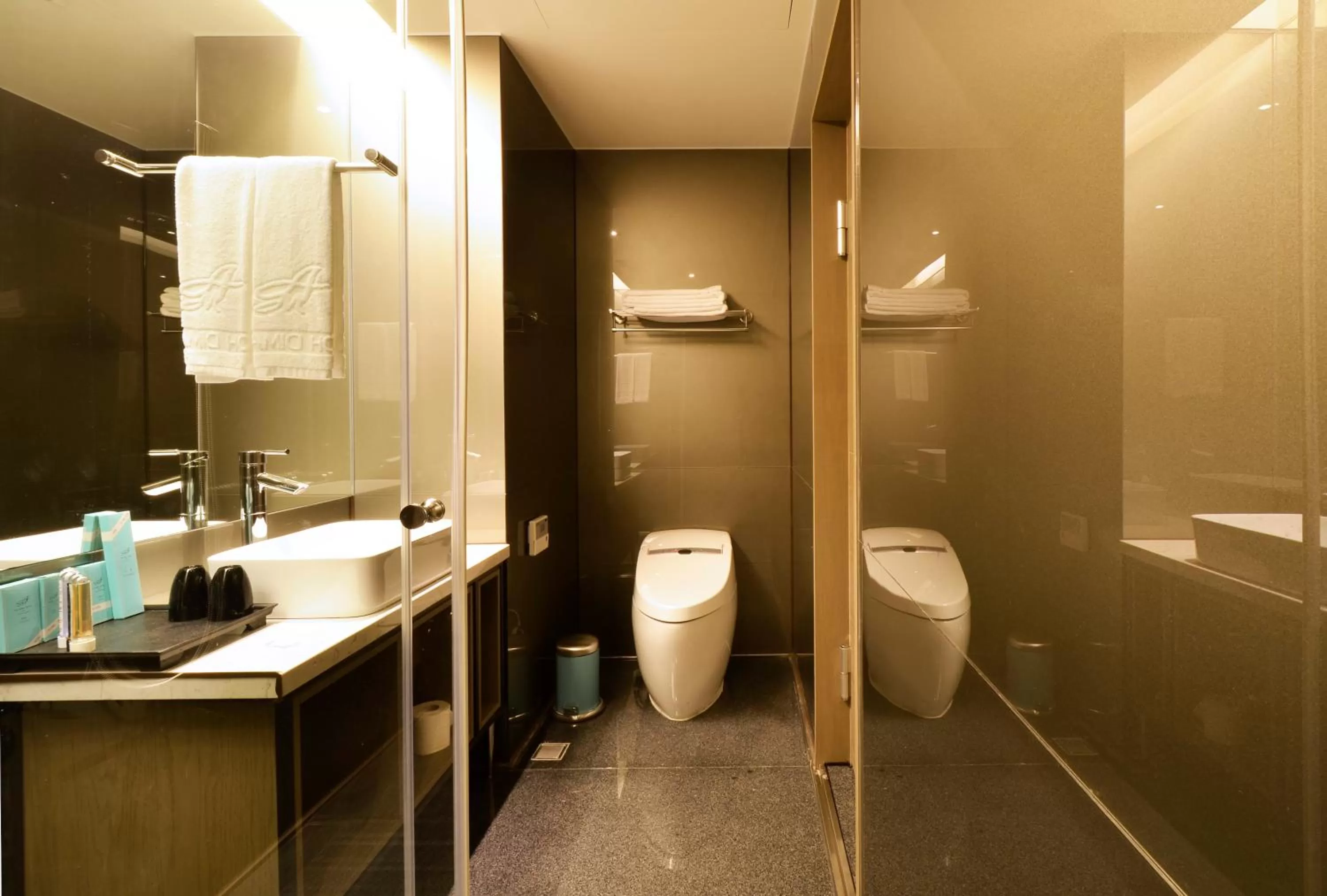 Shower in Amici hotel Six Star Hostel