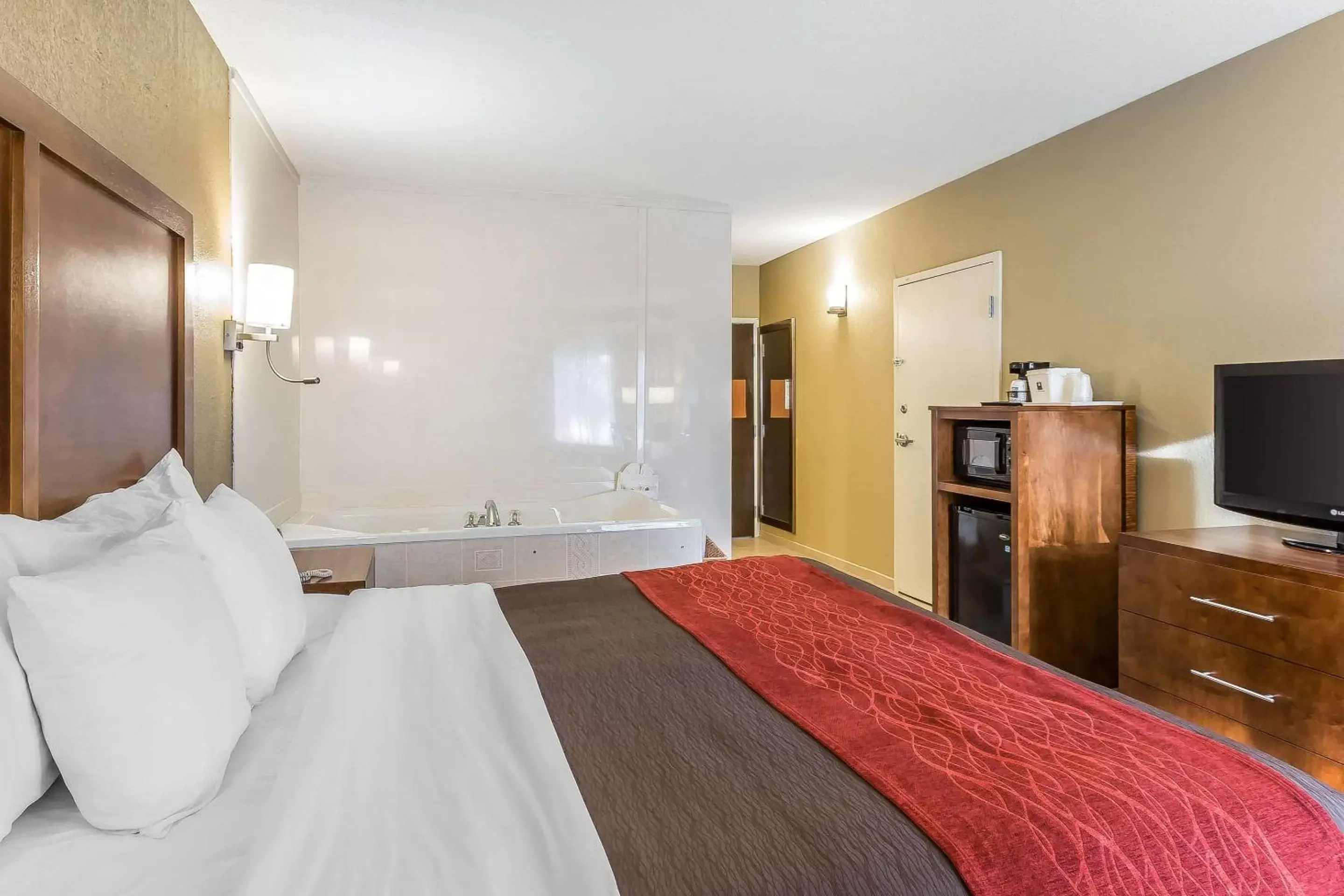 Photo of the whole room, Bed in Comfort Inn & Suites Dalton