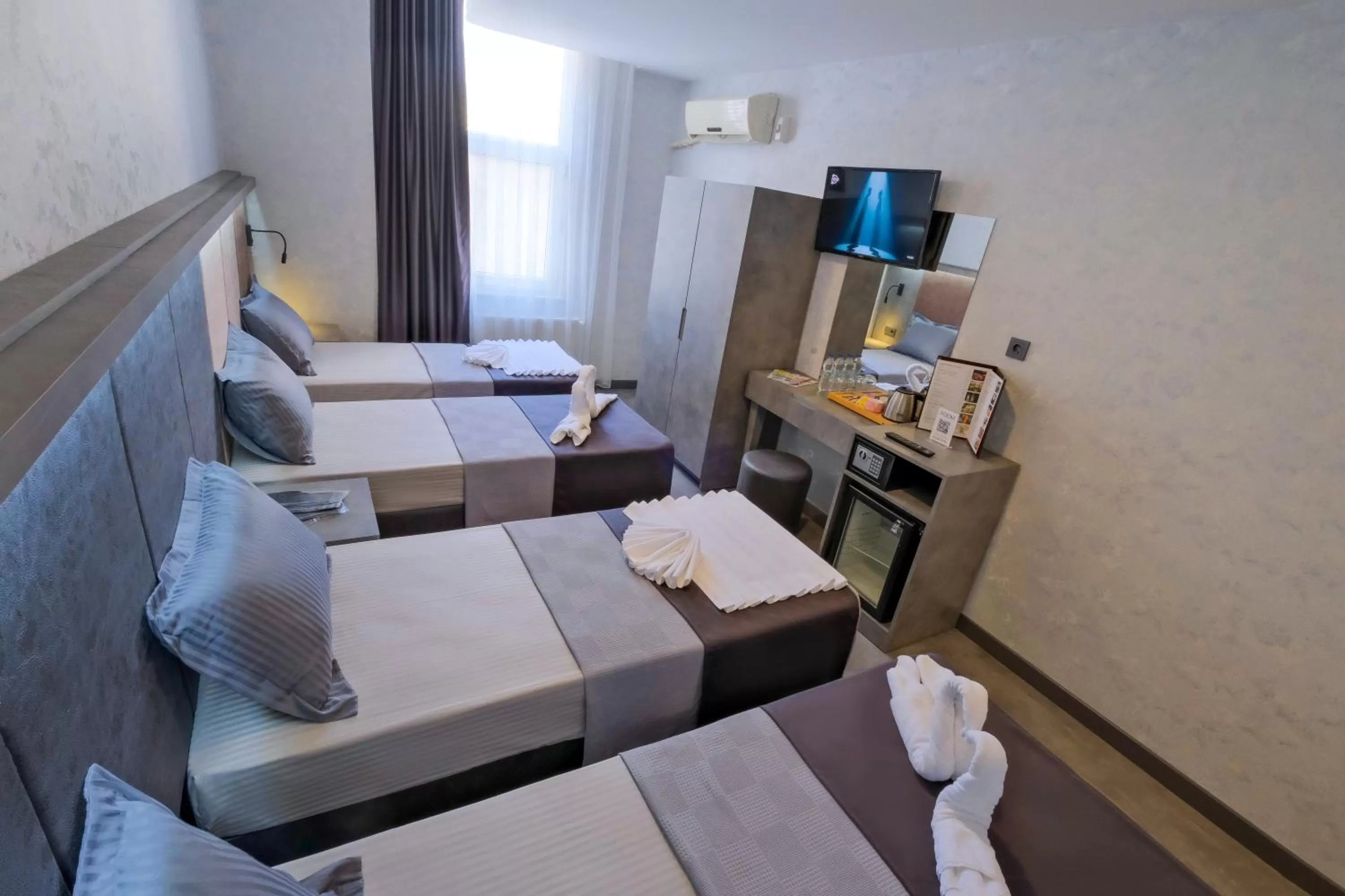 Photo of the whole room, Bed in The Queen Hotel