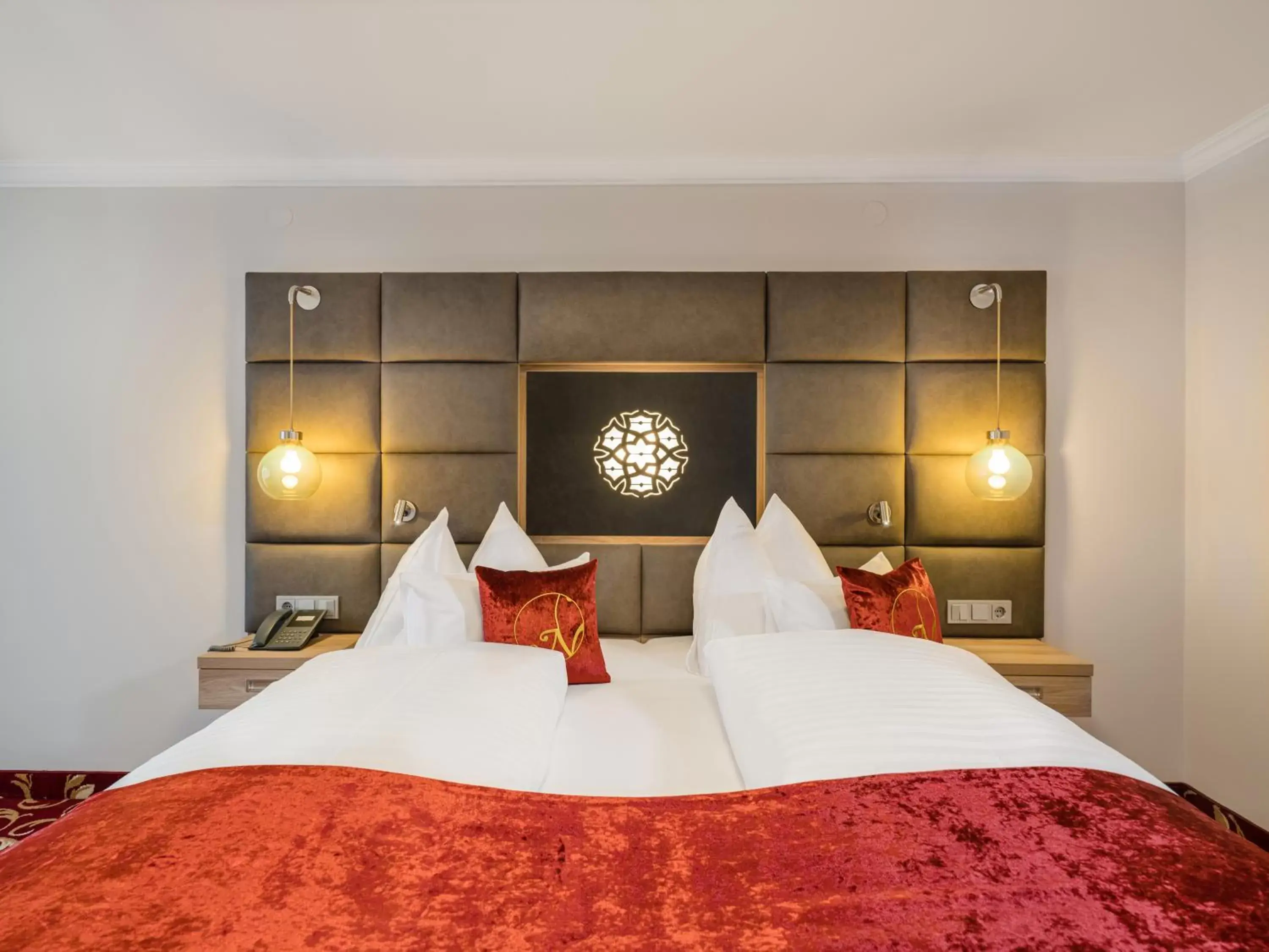 Bed in Hotel Norica - Thermenhotels Gastein mit dem Bademantel direkt in die Therme