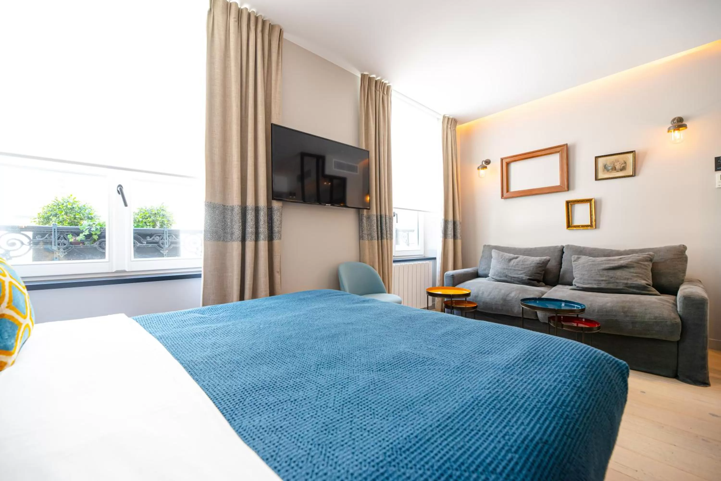 Communal lounge/ TV room, Bed in Résidence du Louvre