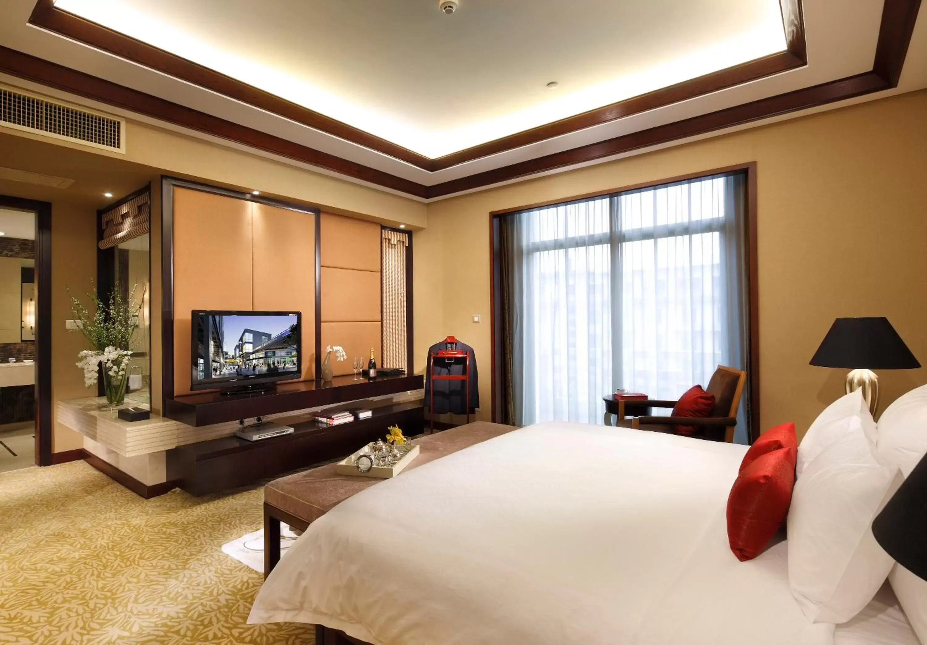 Bed, TV/Entertainment Center in Dong Fang Hotel Guangzhou, Canton Fair Free Shuttle Bus, Canton Fair Buyer Official Registration