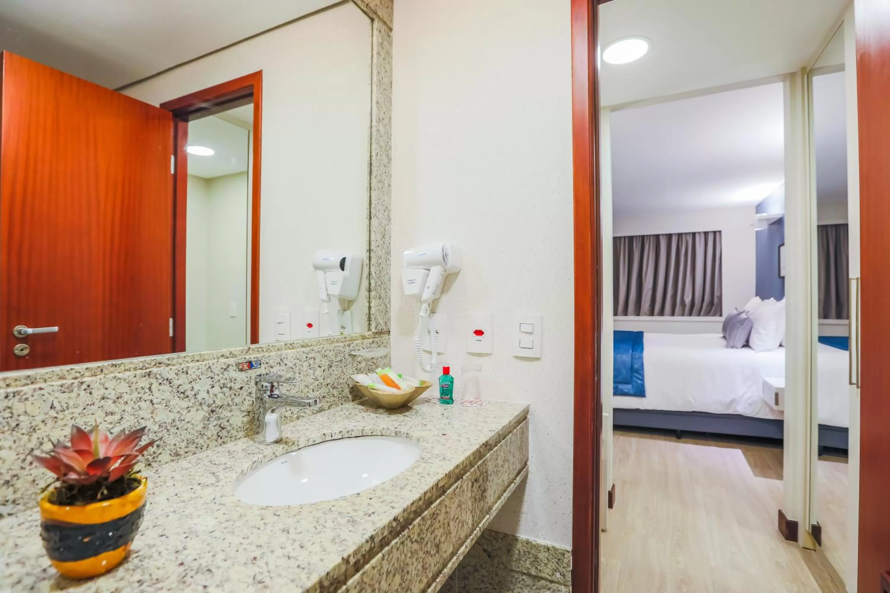 Bathroom, Bed in Comfort Suites Brasília