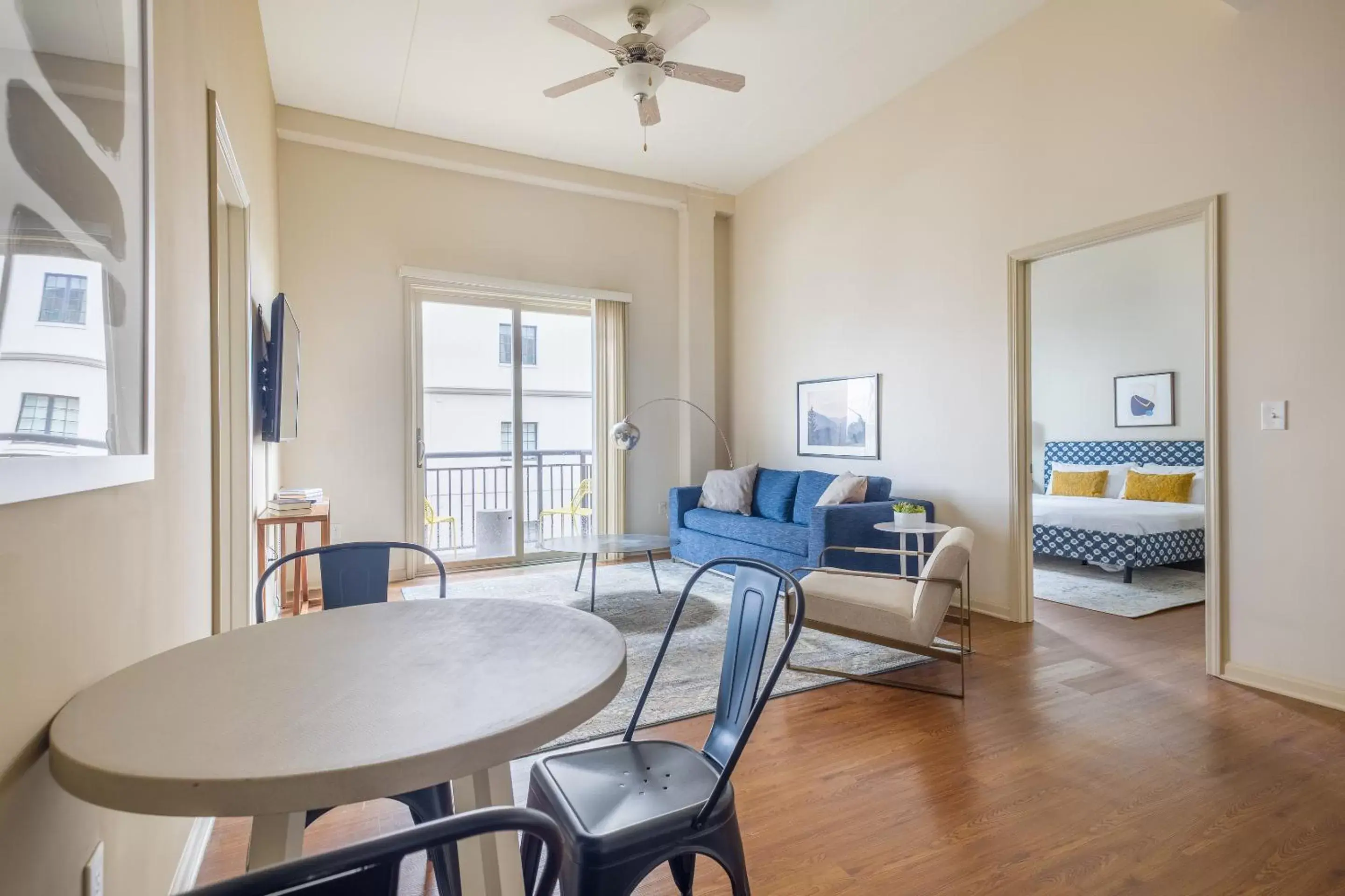 Bed, Seating Area in Mint House Greenville - Downtown