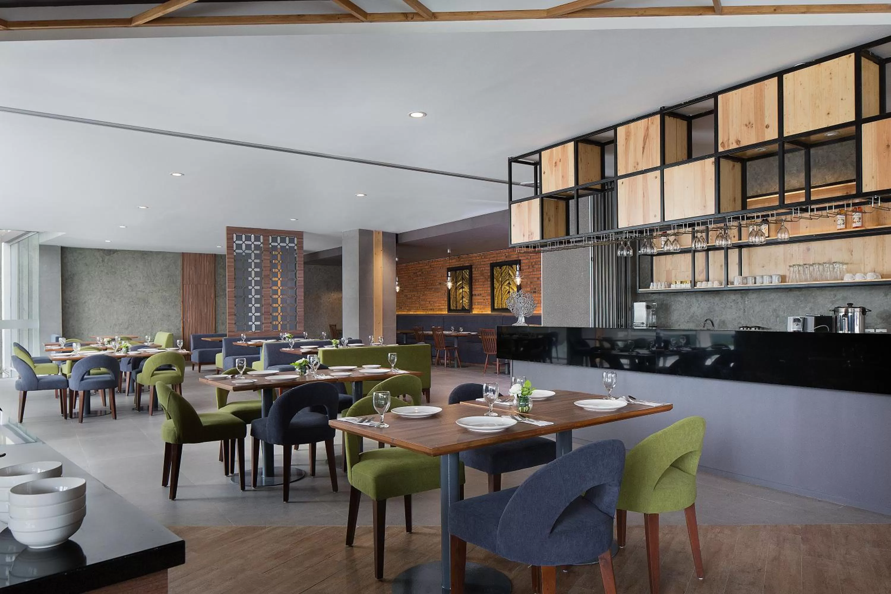 Restaurant/places to eat in Ayaka Suites