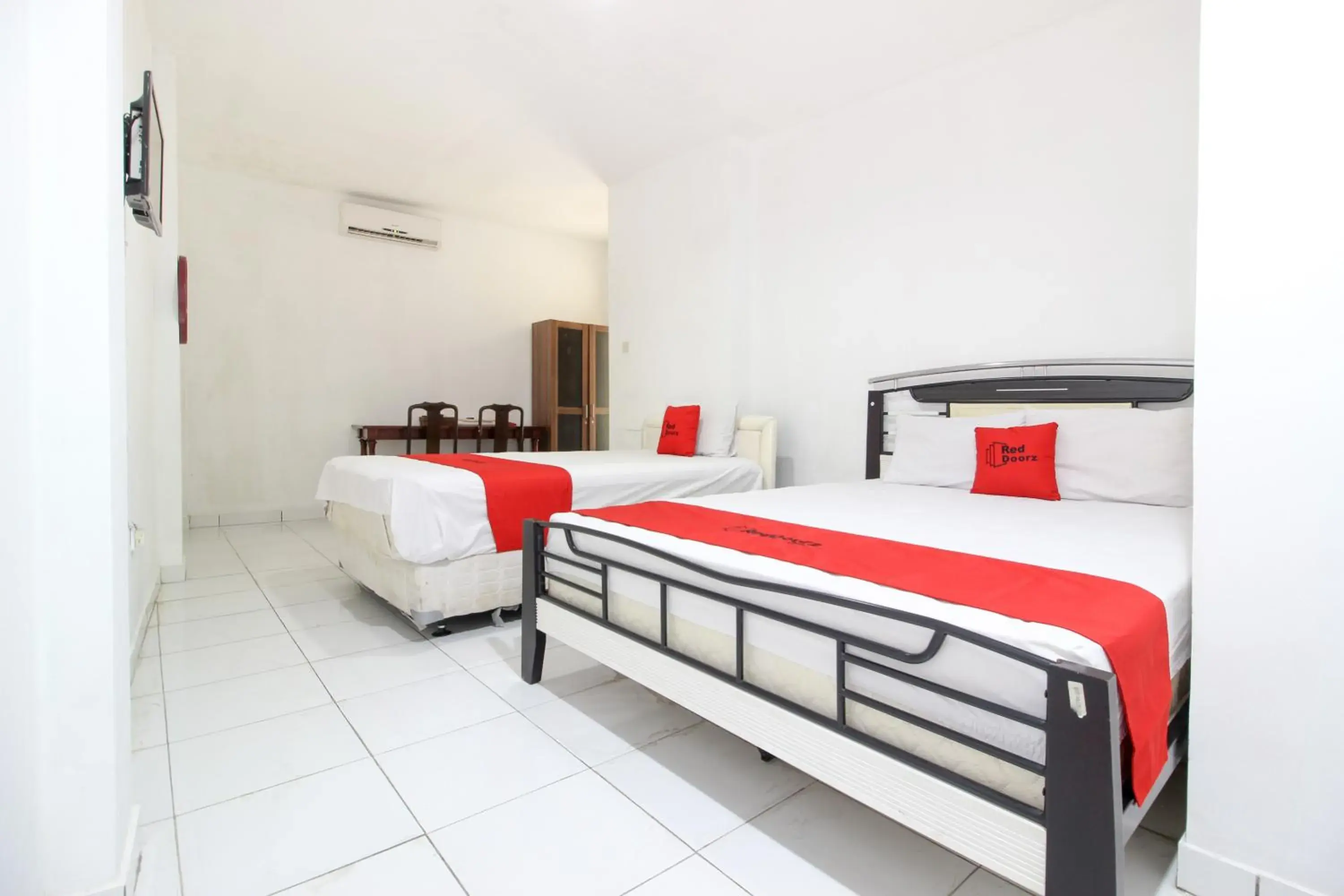 Bedroom, Bed in RedDoorz near RS Sarjito Yogyakarta 2