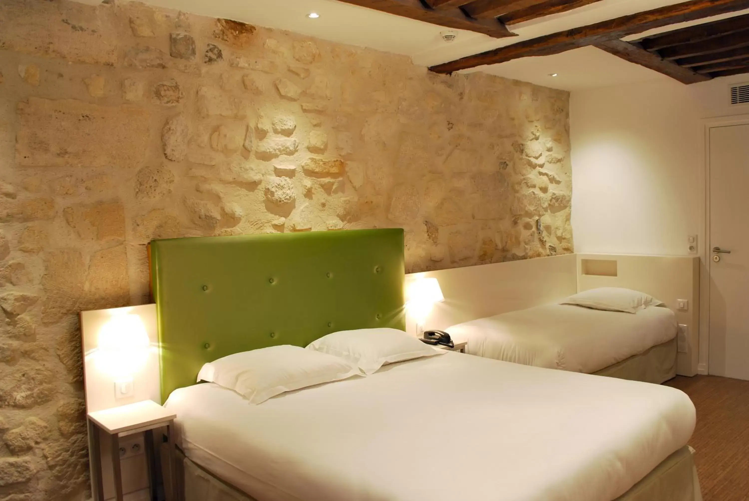 Bed in Hôtel De La Herse d'Or