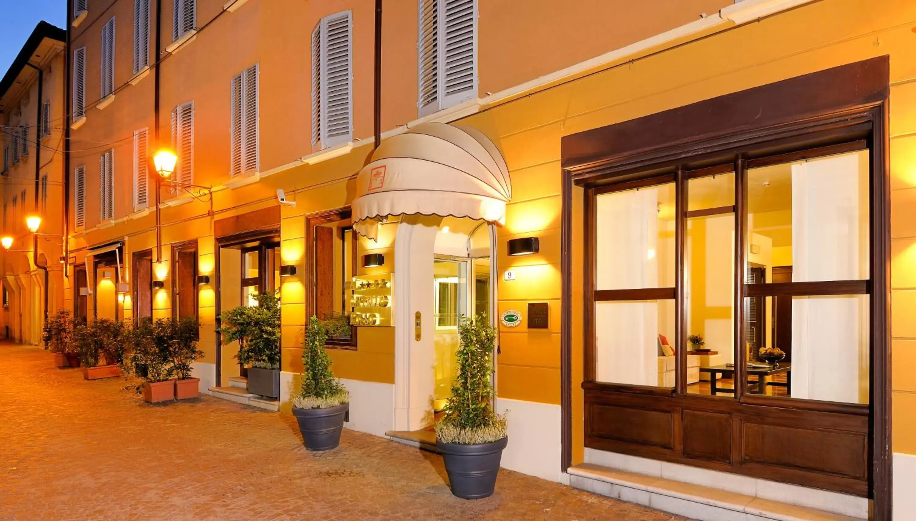 Facade/entrance in PHI HOTEL BOLOGNA "Al Cappello Rosso"