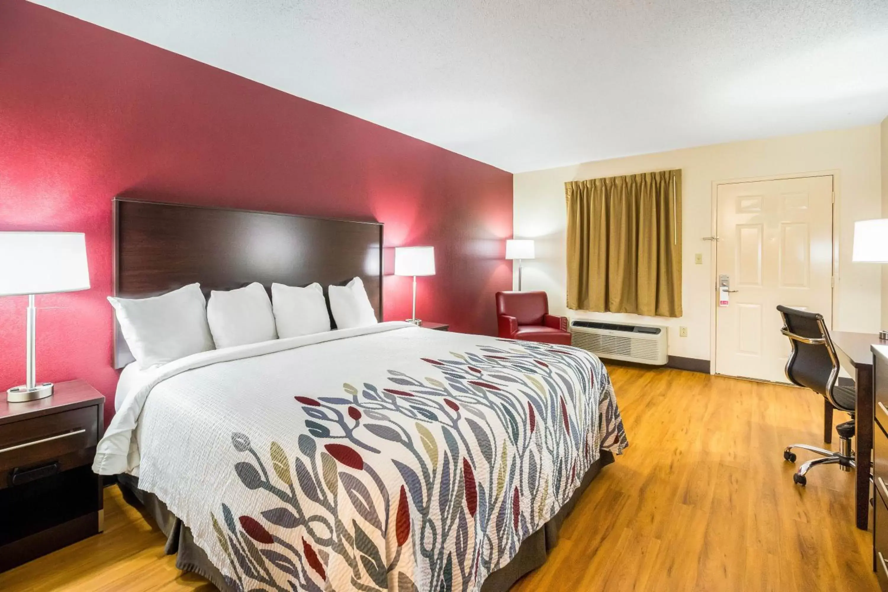 Photo of the whole room, Bed in Red Roof Inn Clarksville