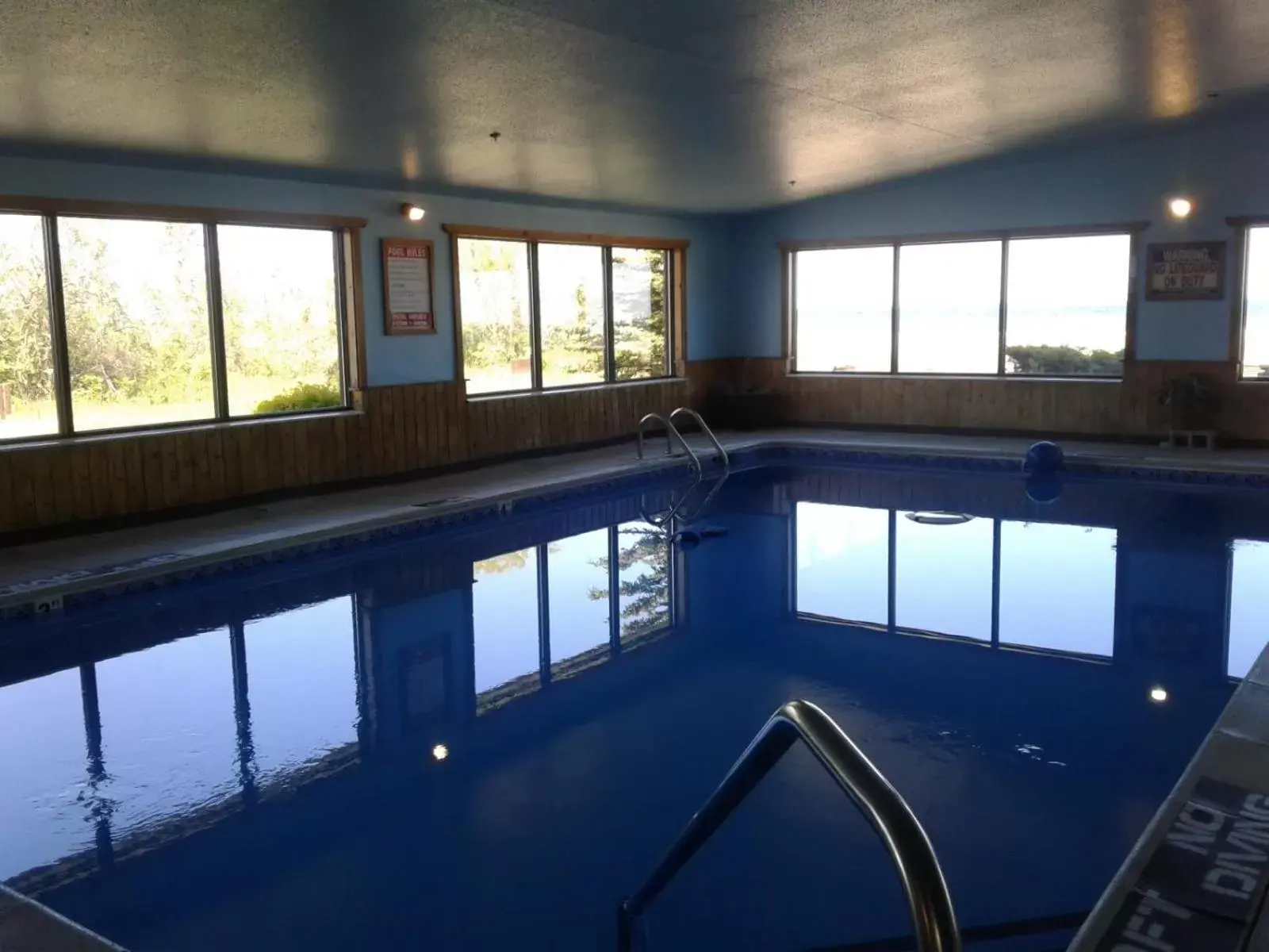 Hot Tub, Swimming Pool in Oscoda Lakeside Hotel