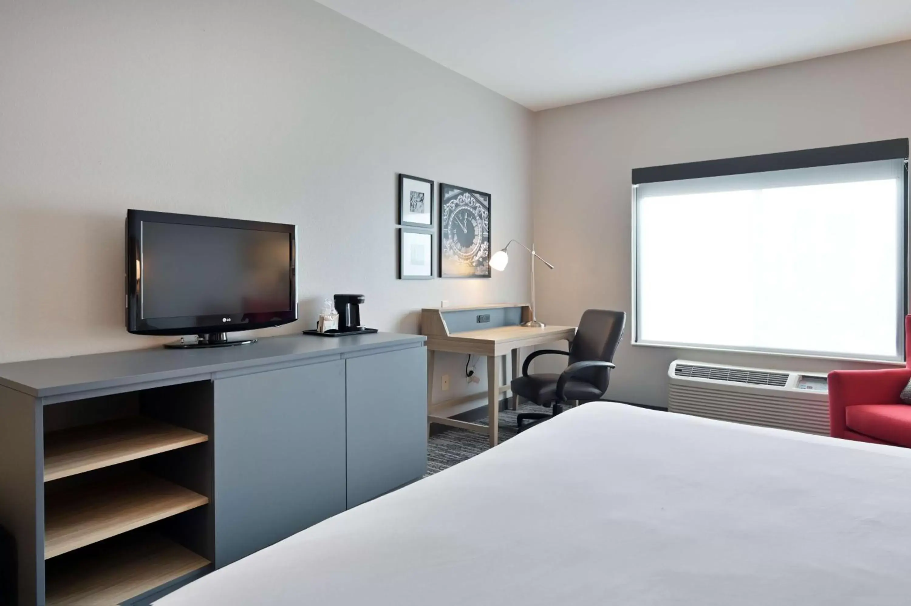 Bedroom, TV/Entertainment Center in Country Inn & Suites by Radisson, Bloomington-Normal Airport, IL