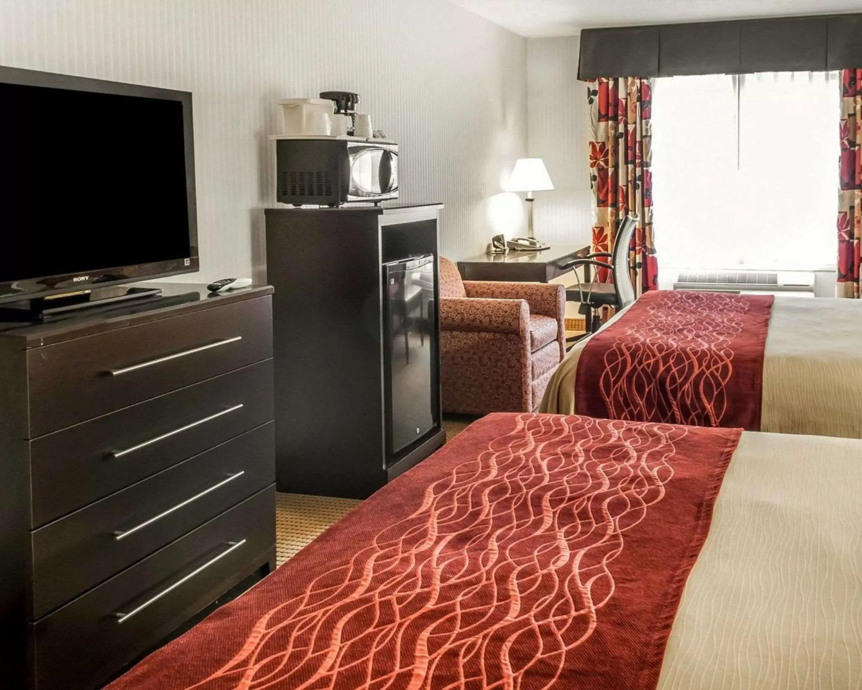 Bedroom, Bed in Quality Inn & Suites Farmington