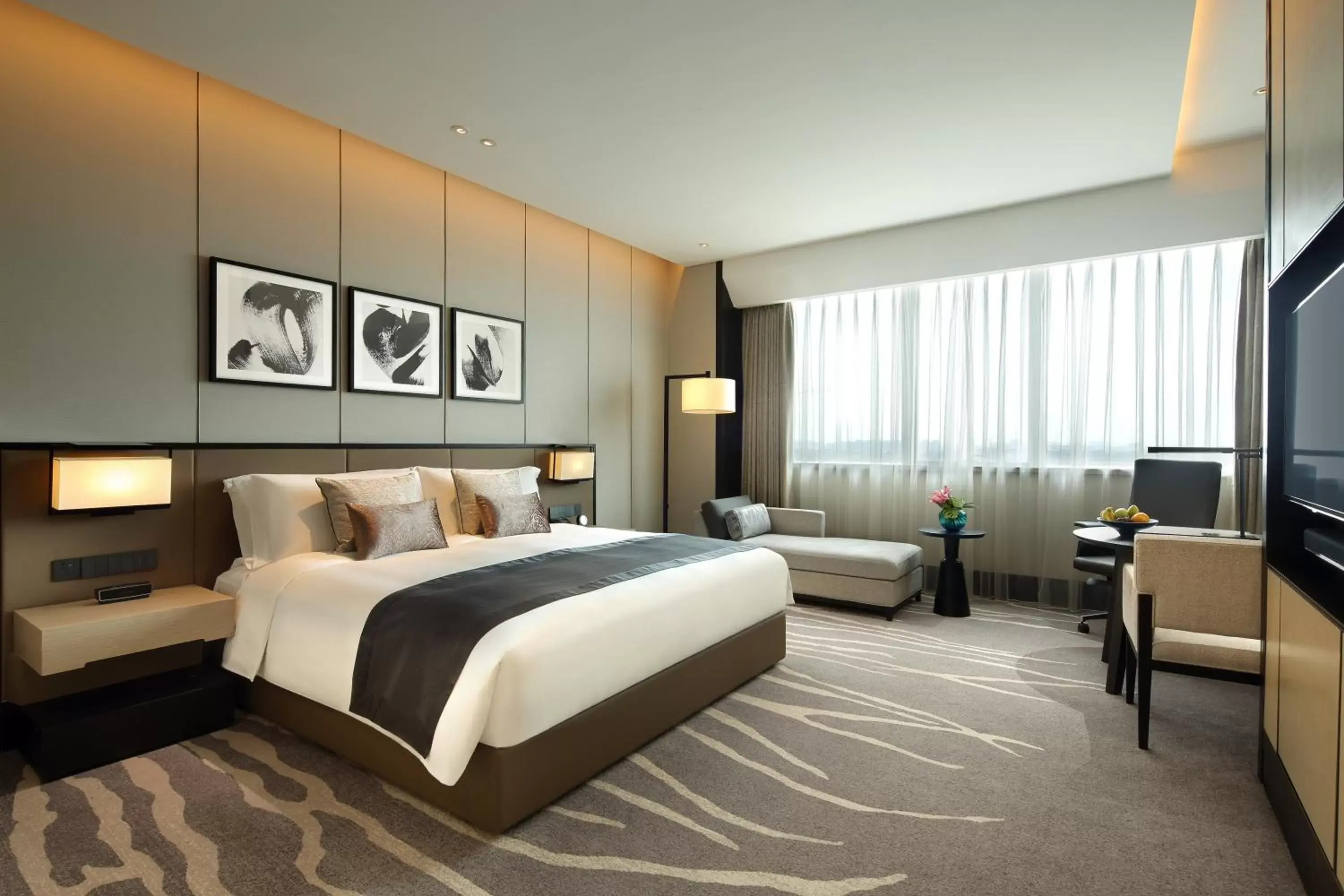 Bed in InterContinental Shanghai Hongqiao NECC, an IHG Hotel