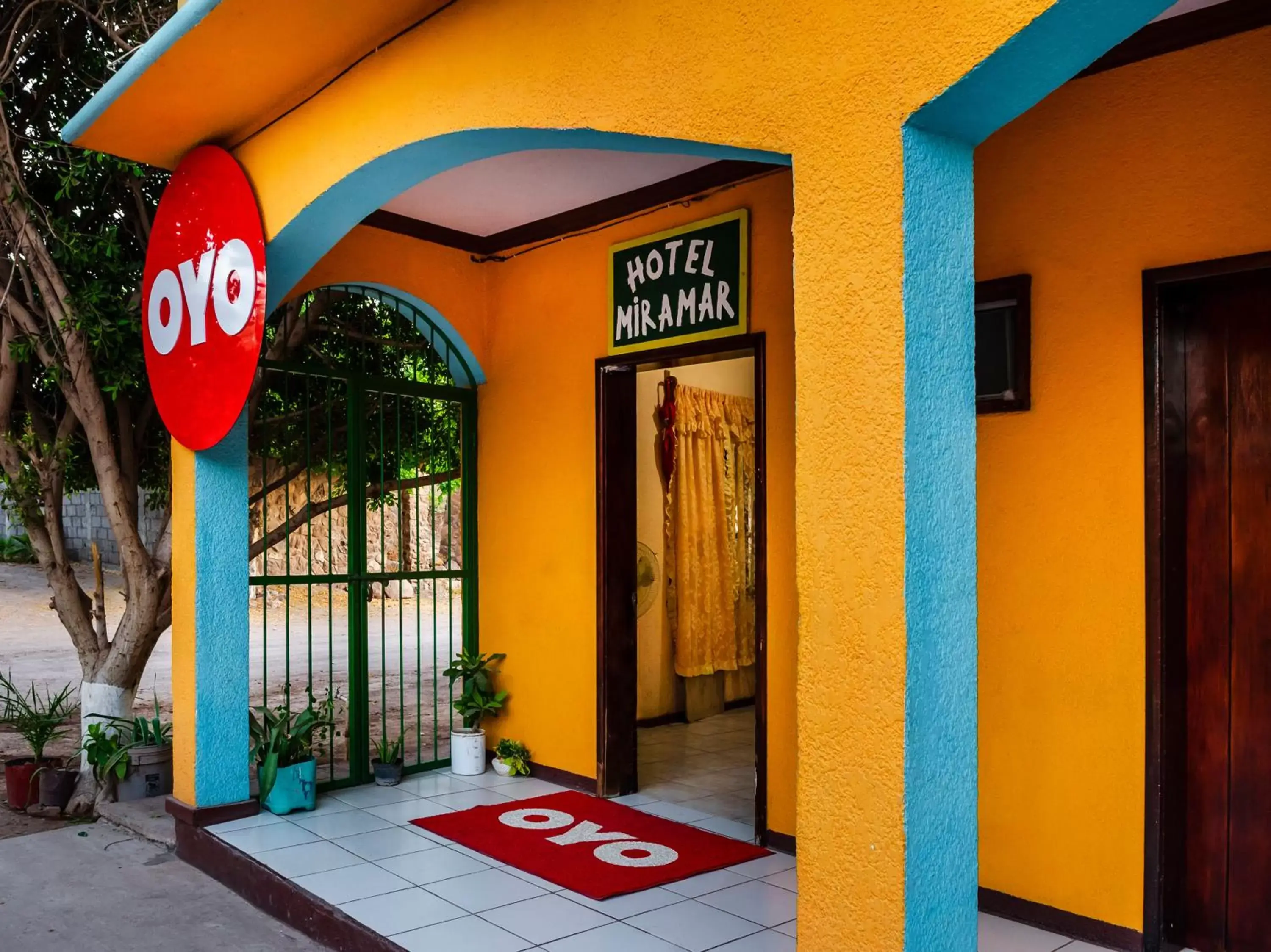 Facade/entrance in OYO Hotel Miramar, Loreto