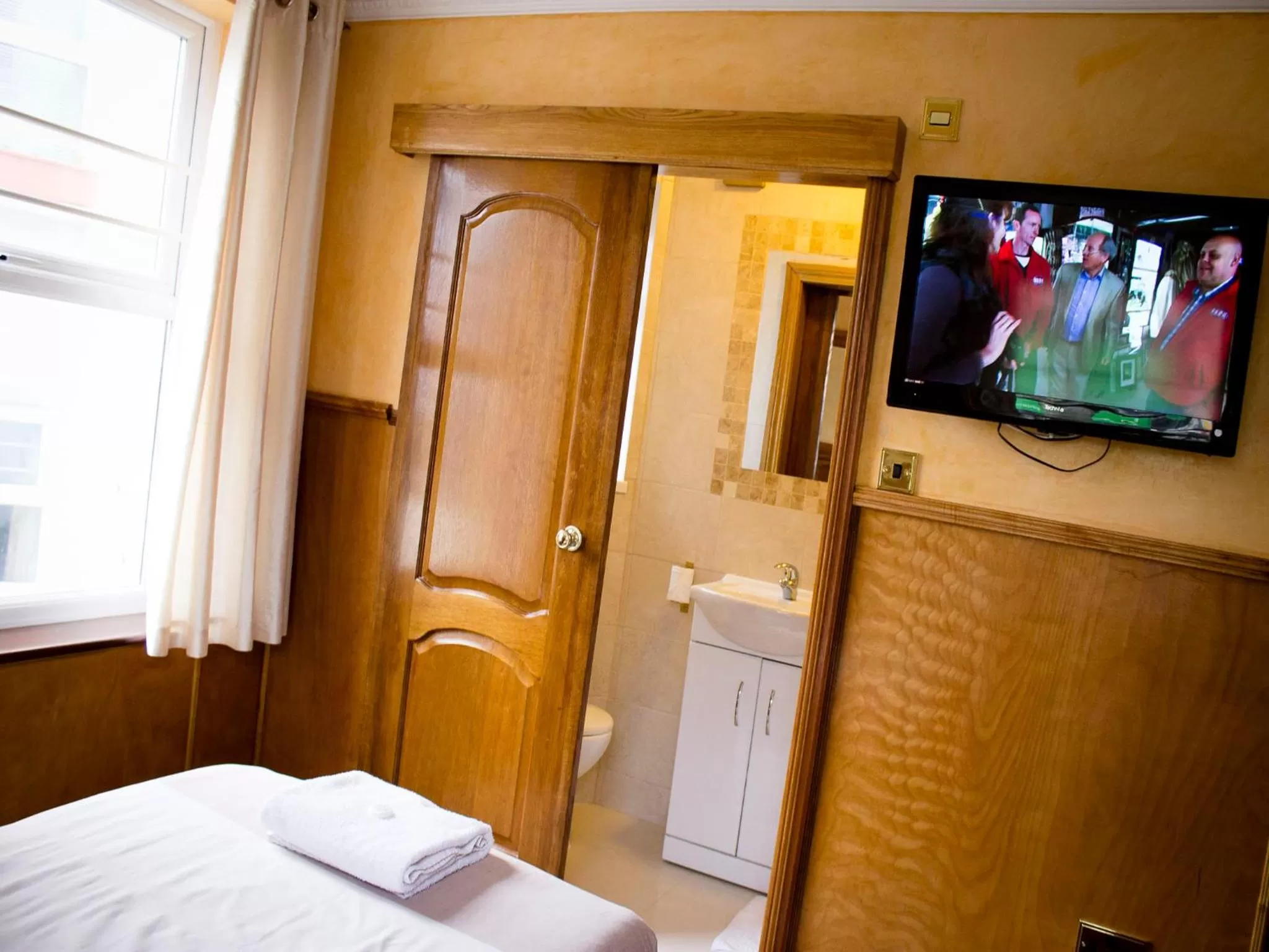 Photo of the whole room, Bed in Cricklewood Lodge Hotel