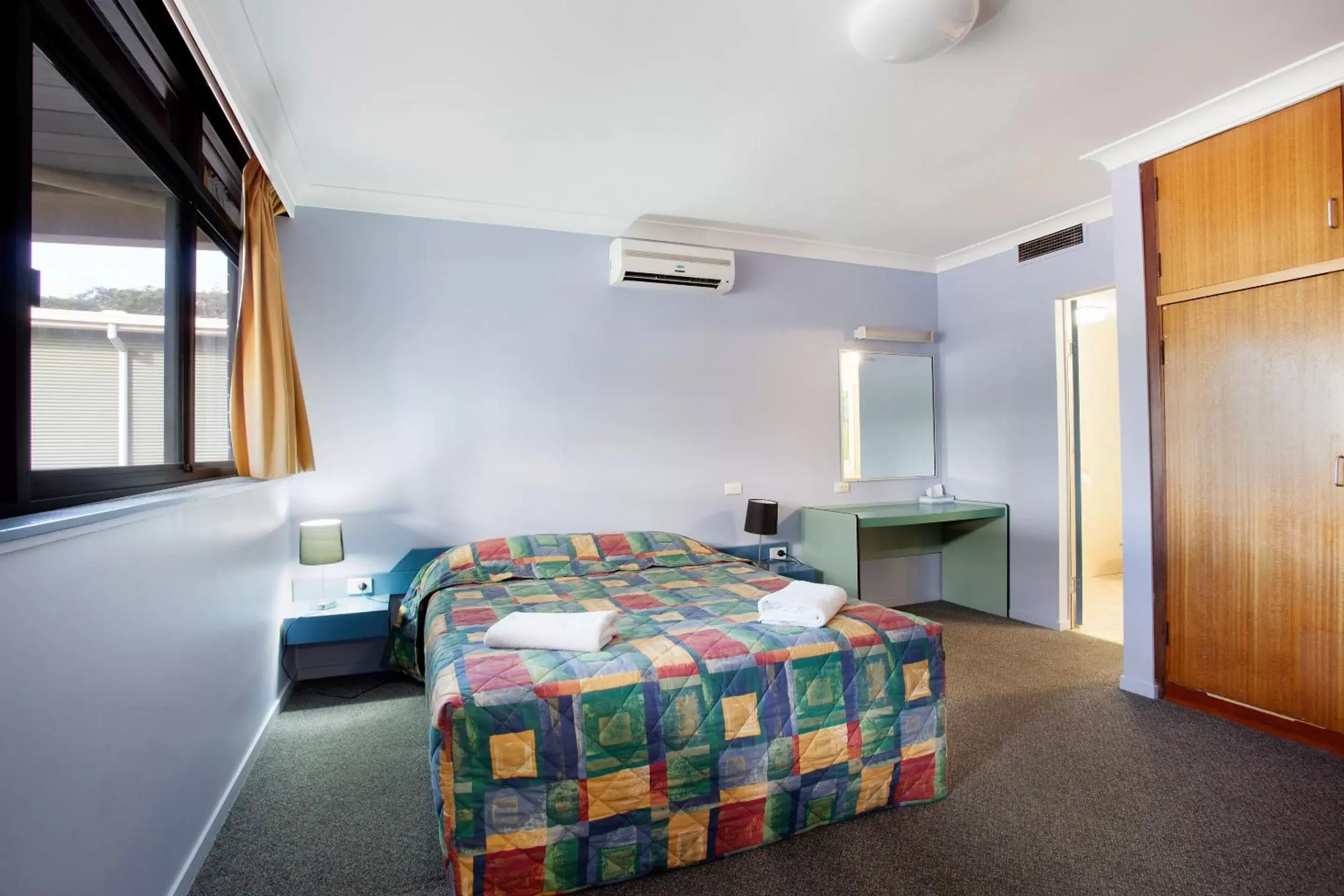 Bedroom, Bed in Vale Hotel