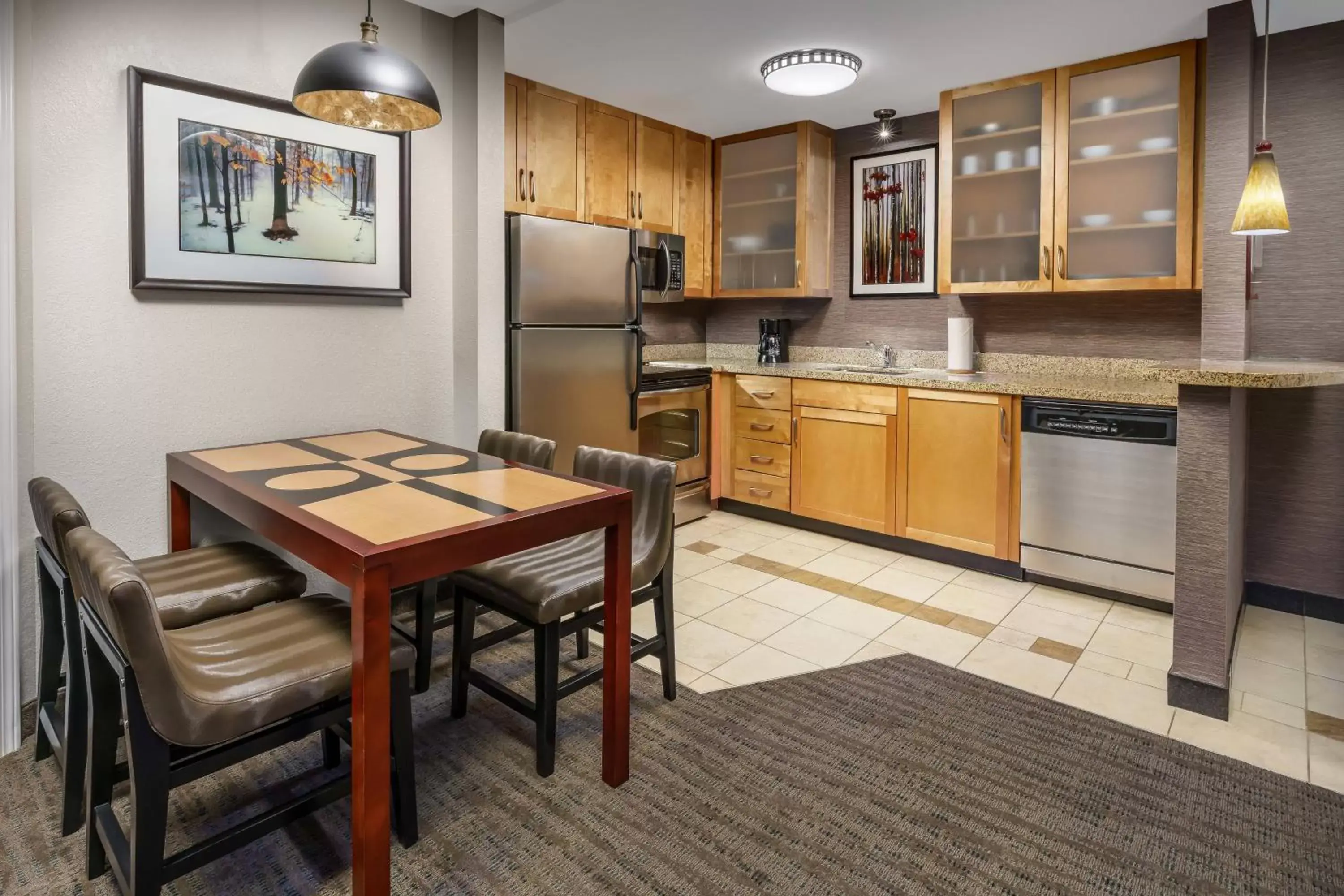 Bedroom, Kitchen/Kitchenette in Residence Inn Burlington Colchester