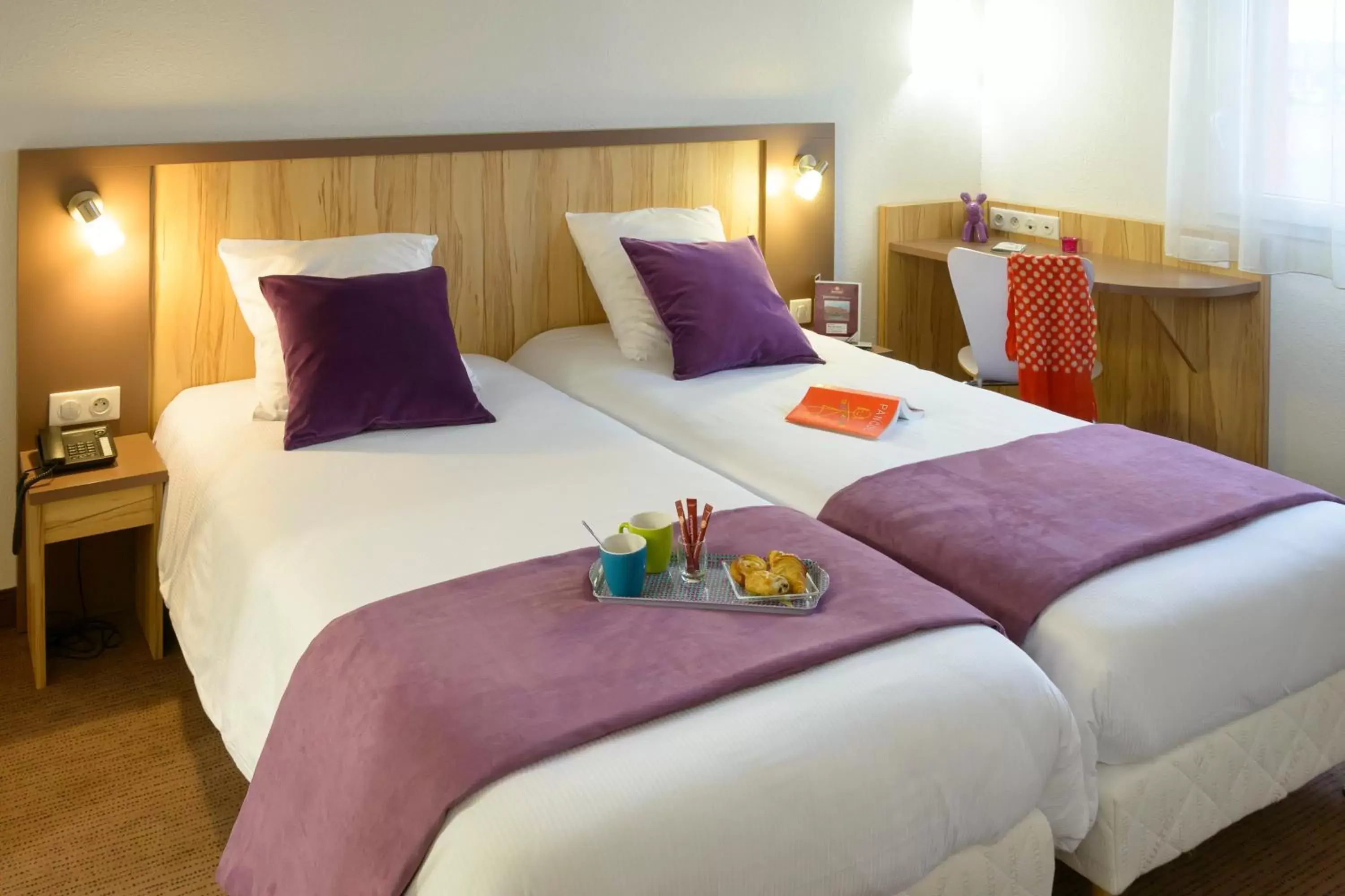 Bed in Brit Hotel Reims Croix Blandin