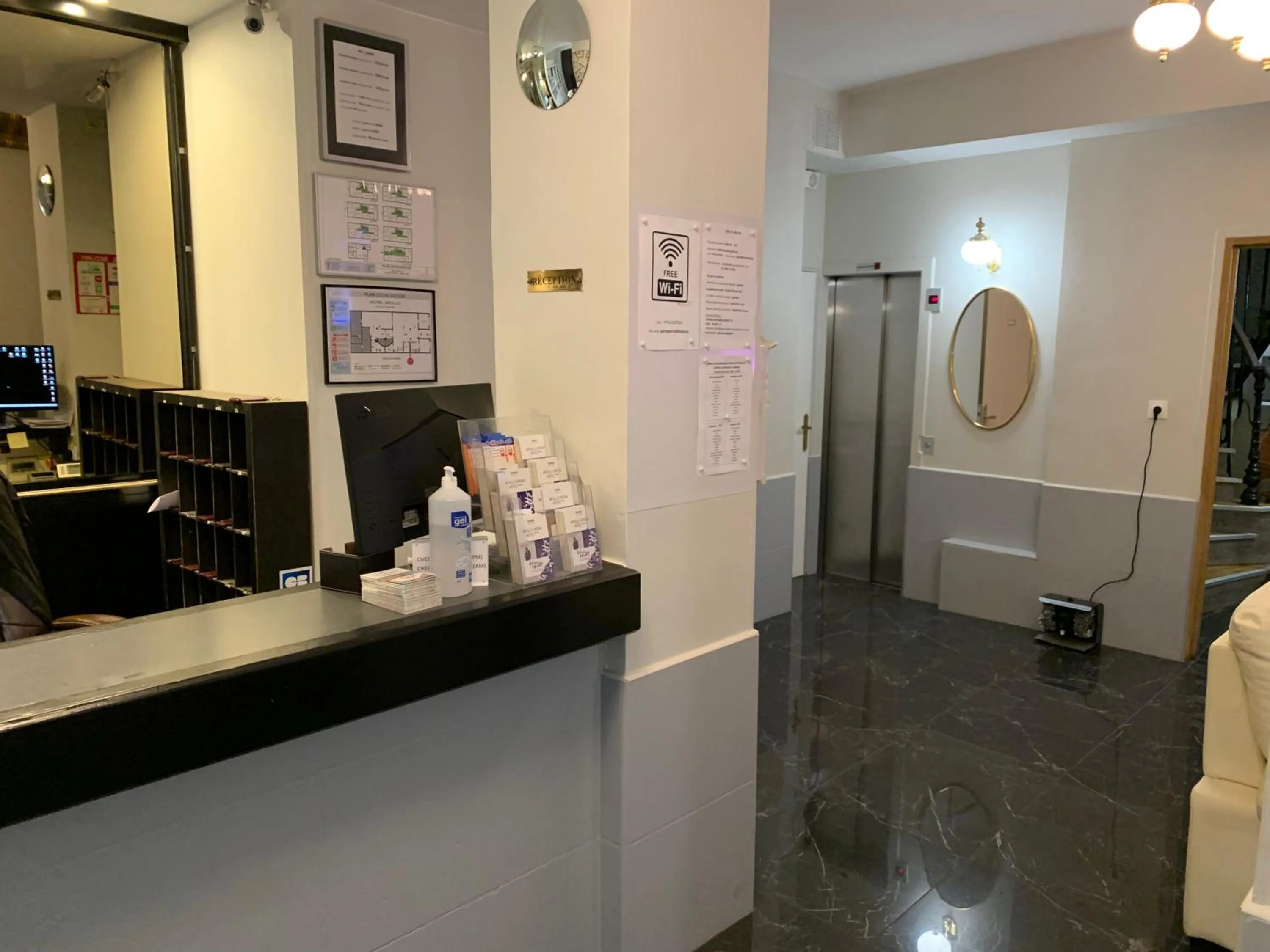 Lobby or reception in Hôtel Apollo Opéra